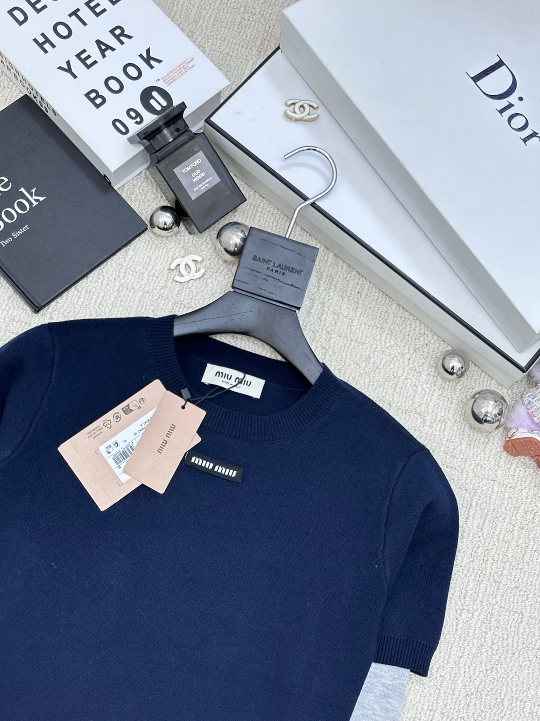 𝐌𝐢𝐮𝐦𝐢𝐮 𝟐𝟓秋冬新款 假两件圆领长袖款 logo图案修饰点缀 系列款出货 上身高级氛围感🈵️🈵️ 