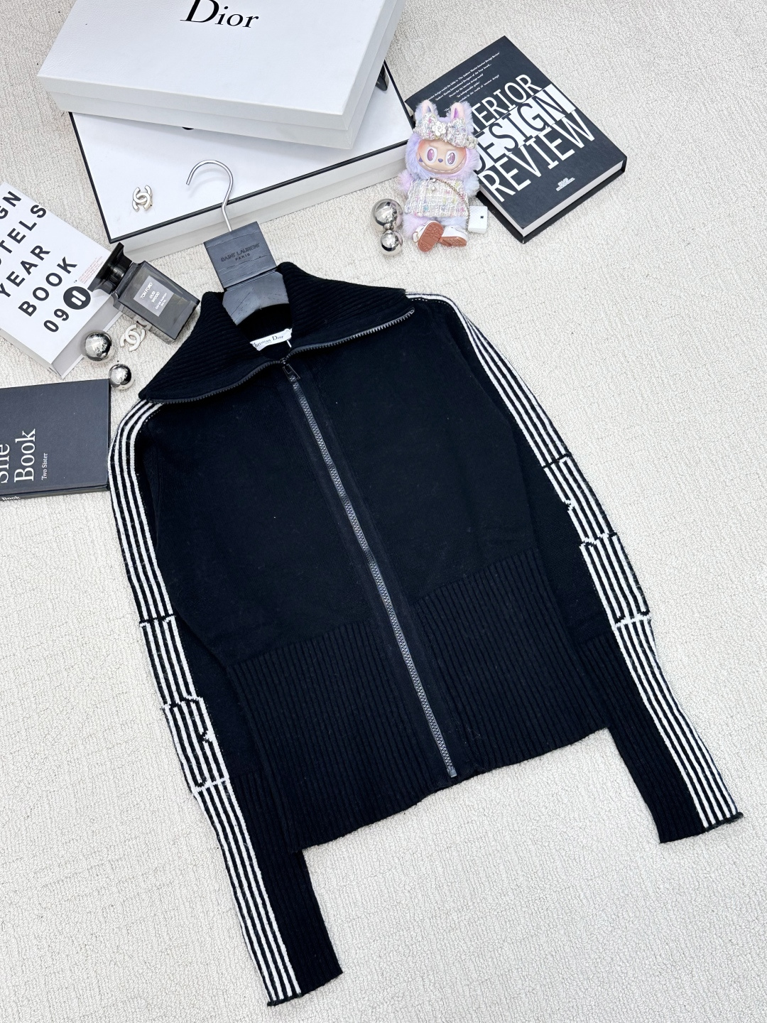 NO:548734,New autumn and winter style, stand collar zipper striped long sleeves, logo pattern embellishment, series style shipment, high-end atmosphere, one color //,,alexander wang19860909秋冬新款 立领拉链条纹长袖款 logo图案修饰点缀 系列款出货 上身高级氛围感 一色//,,alexander wang,Women's clothing