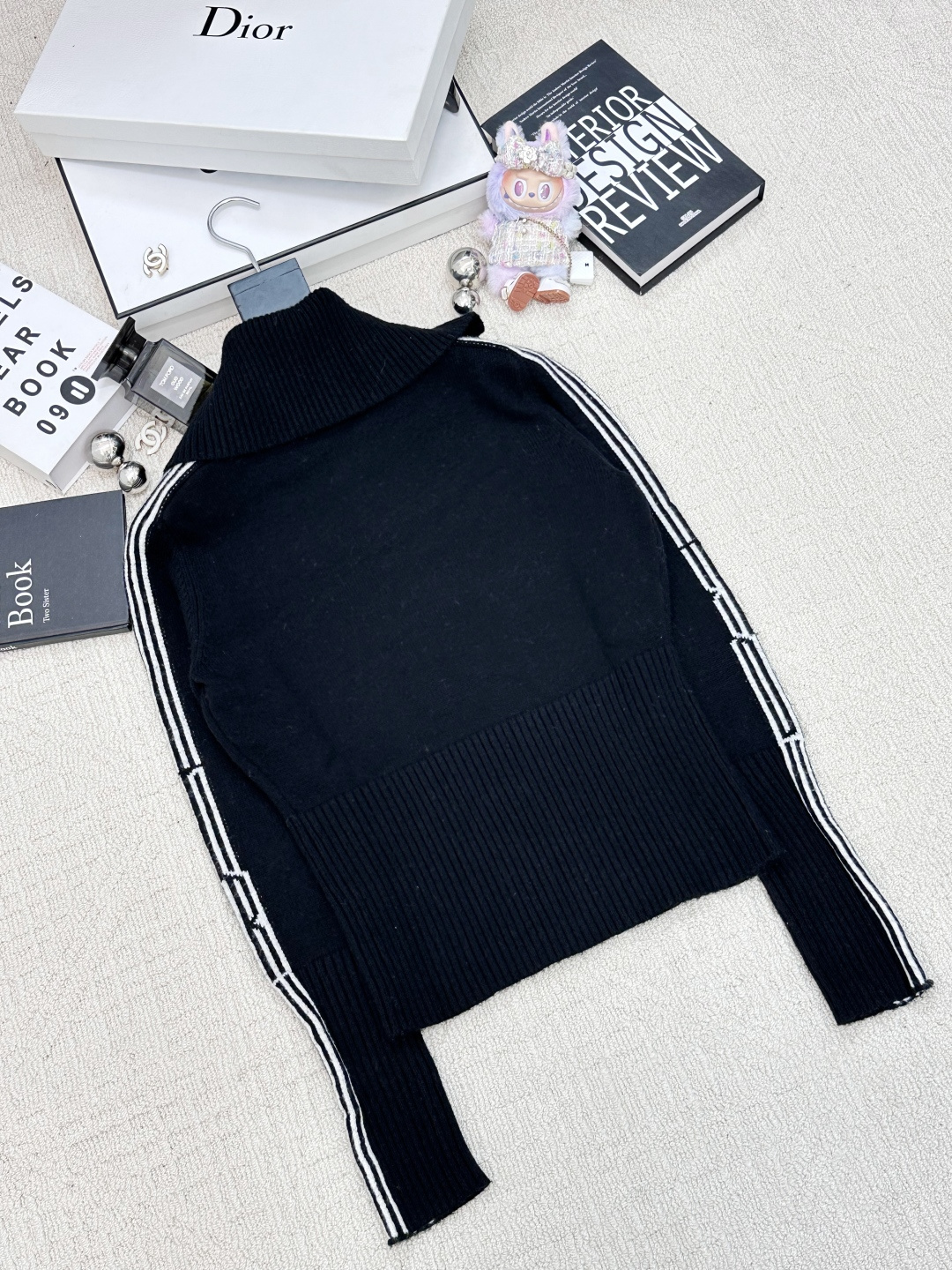𝐃𝐢𝐨𝐫 𝟐𝟓秋冬新款 立领拉链条纹长袖款 logo图案修饰点缀 系列款出货 上身高级氛围感🈵️🈵️ 一