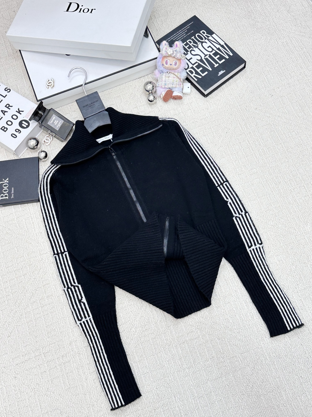 𝐃𝐢𝐨𝐫 𝟐𝟓秋冬新款 立领拉链条纹长袖款 logo图案修饰点缀 系列款出货 上身高级氛围感🈵️🈵️ 一