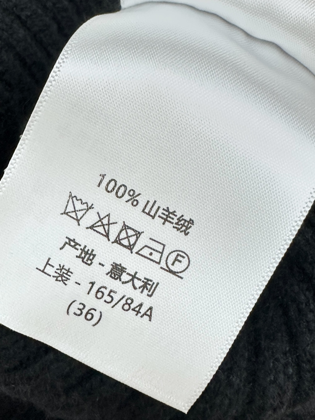 𝐃𝐢𝐨𝐫 𝟐𝟓秋冬新款 立领拉链条纹长袖款 logo图案修饰点缀 系列款出货 上身高级氛围感🈵️🈵️ 一