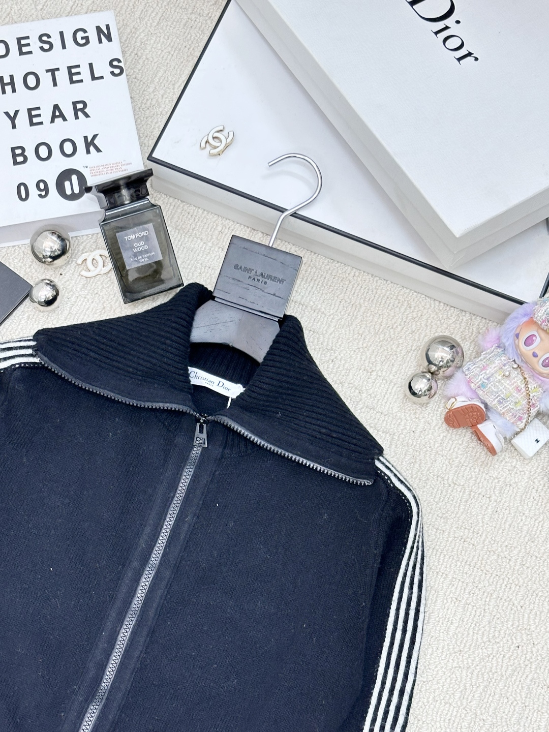 𝐃𝐢𝐨𝐫 𝟐𝟓秋冬新款 立领拉链条纹长袖款 logo图案修饰点缀 系列款出货 上身高级氛围感🈵️🈵️ 一