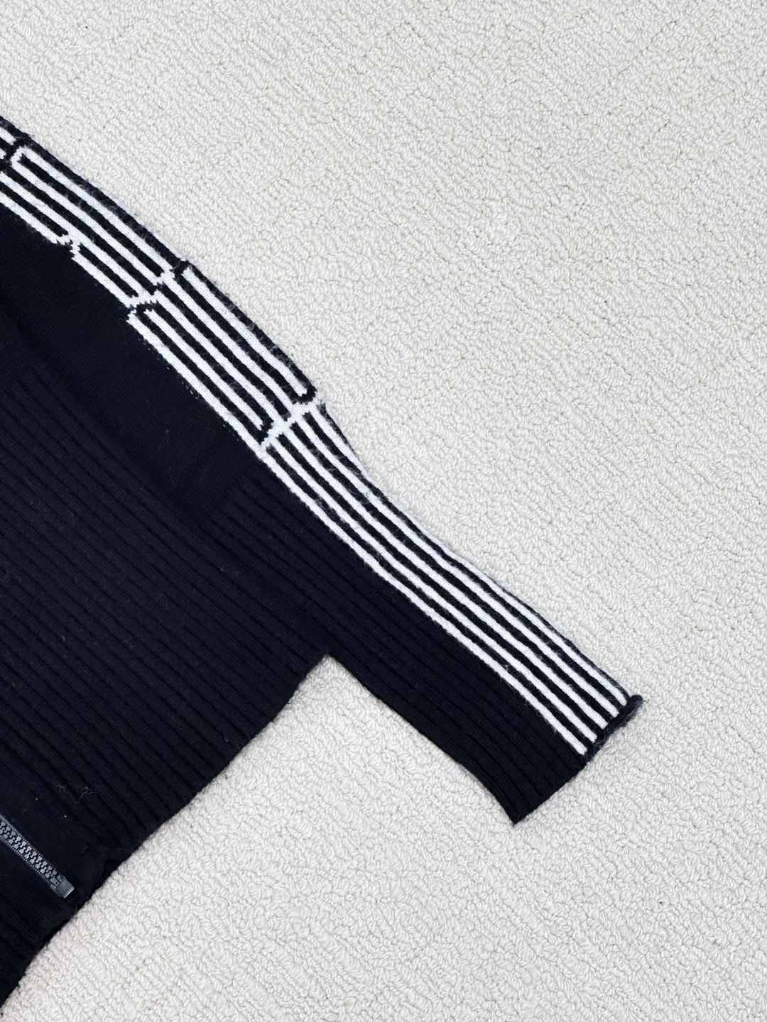 𝐃𝐢𝐨𝐫 𝟐𝟓秋冬新款 立领拉链条纹长袖款 logo图案修饰点缀 系列款出货 上身高级氛围感🈵️🈵️ 一