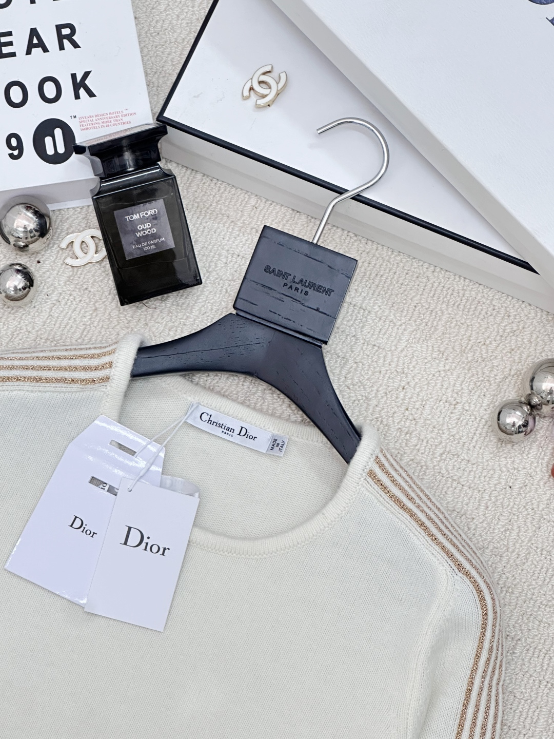 𝐃𝐢𝐨𝐫 𝟐𝟓秋冬新款 简约风条纹圆领套头款 logo图案修饰点缀 系列款出货 上身高级氛围感🈵️🈵️ 