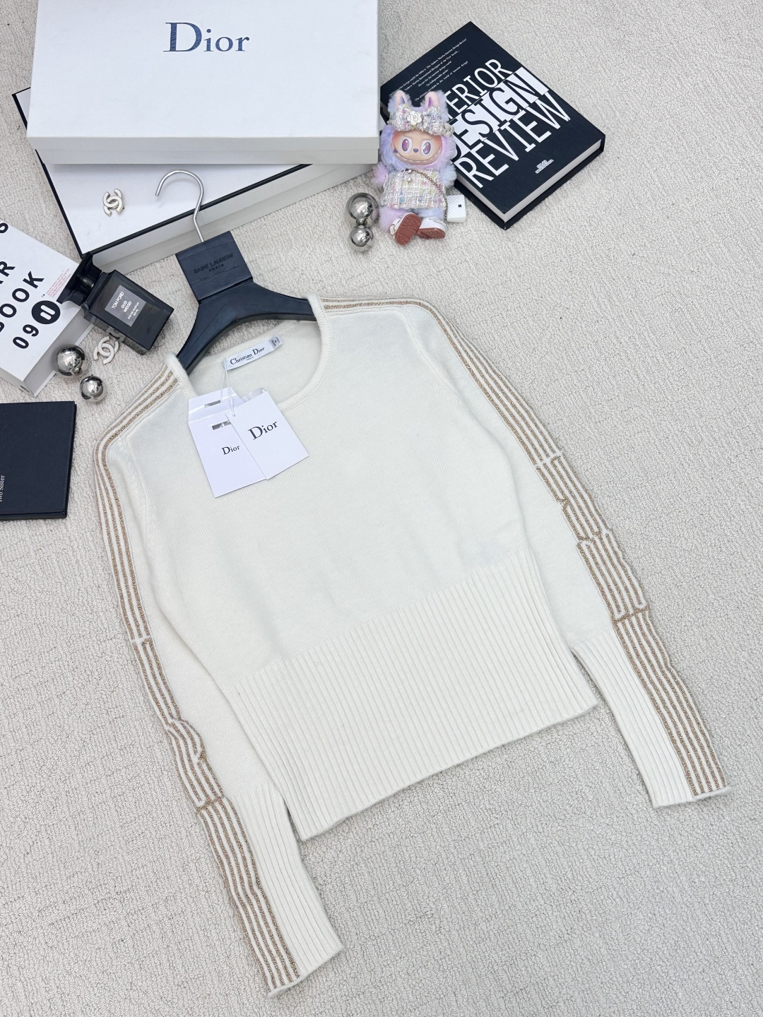 𝐃𝐢𝐨𝐫 𝟐𝟓秋冬新款 简约风条纹圆领套头款 logo图案修饰点缀 系列款出货 上身高级氛围感🈵️🈵️ 