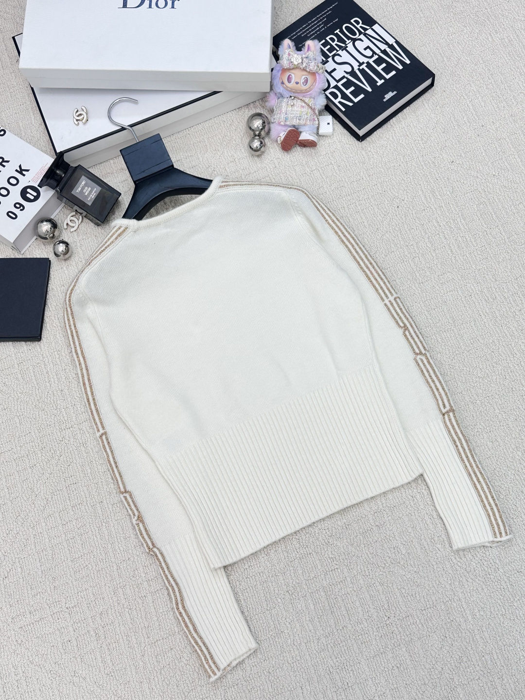 𝐃𝐢𝐨𝐫 𝟐𝟓秋冬新款 简约风条纹圆领套头款 logo图案修饰点缀 系列款出货 上身高级氛围感🈵️🈵️ 