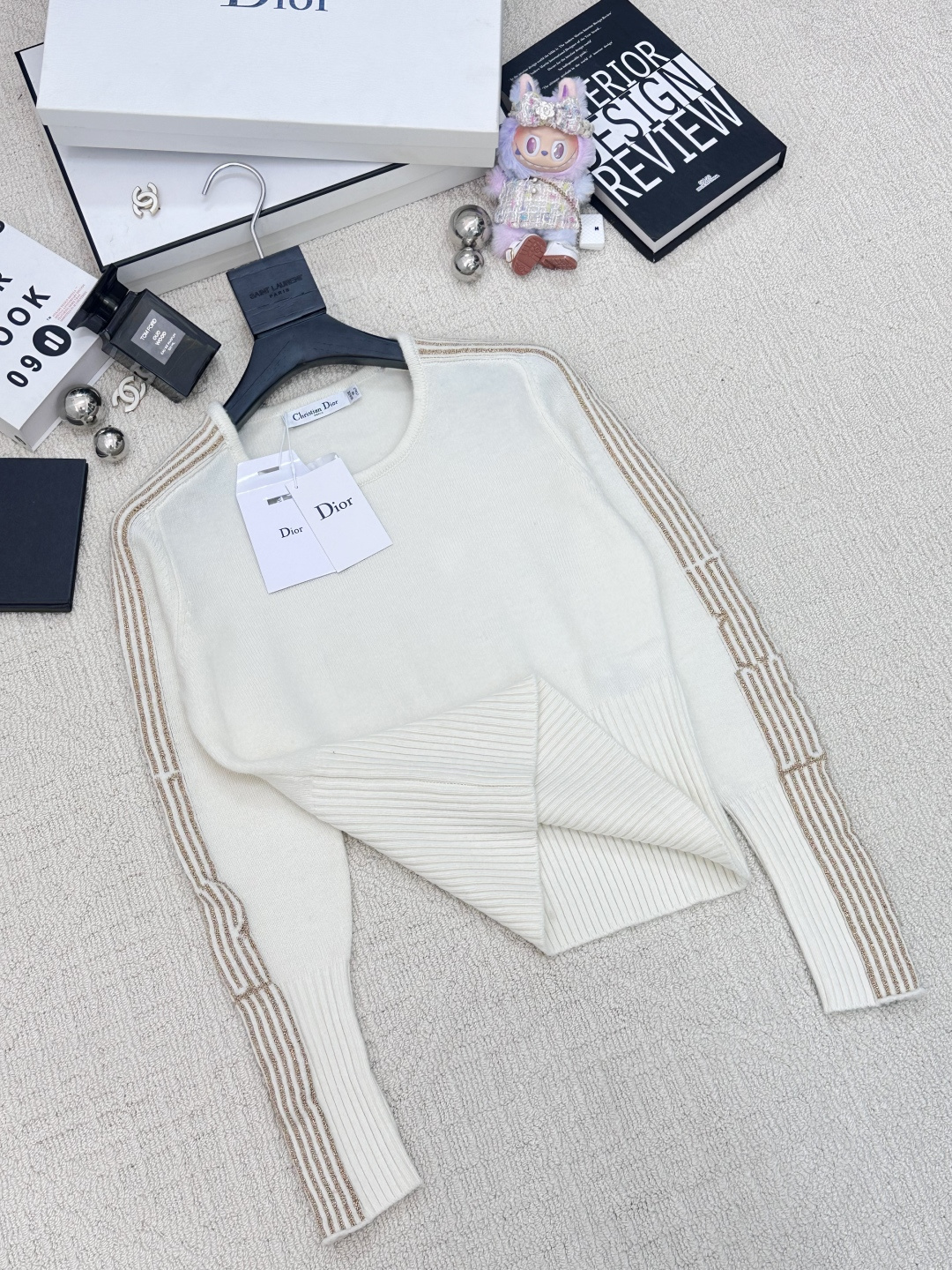 𝐃𝐢𝐨𝐫 𝟐𝟓秋冬新款 简约风条纹圆领套头款 logo图案修饰点缀 系列款出货 上身高级氛围感🈵️🈵️ 