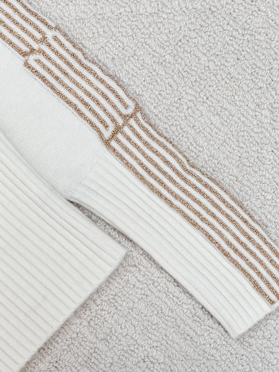 𝐃𝐢𝐨𝐫 𝟐𝟓秋冬新款 简约风条纹圆领套头款 logo图案修饰点缀 系列款出货 上身高级氛围感🈵️🈵️ 