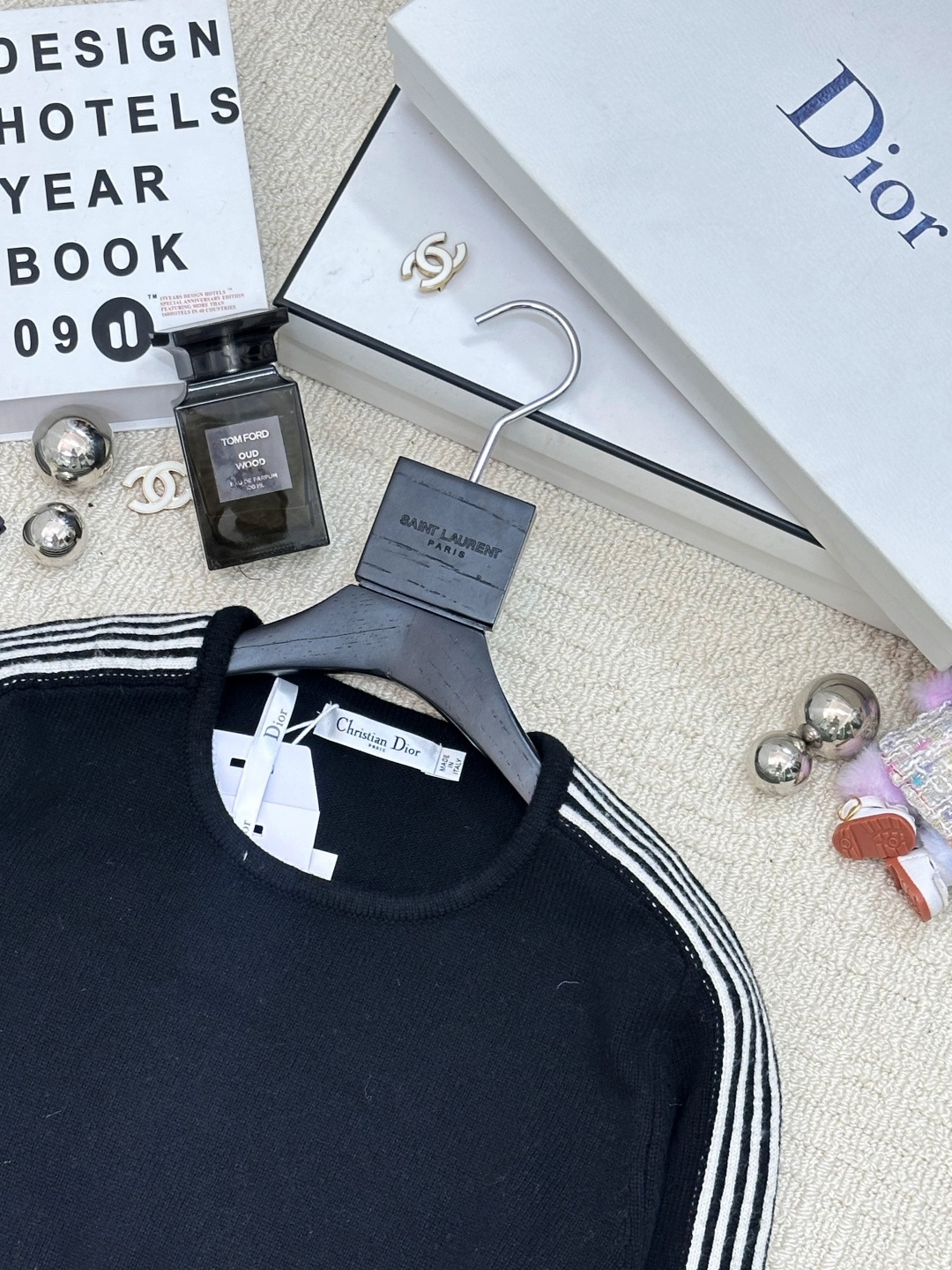 𝐃𝐢𝐨𝐫 𝟐𝟓秋冬新款 简约风条纹圆领套头款 logo图案修饰点缀 系列款出货 上身高级氛围感🈵️🈵️ 