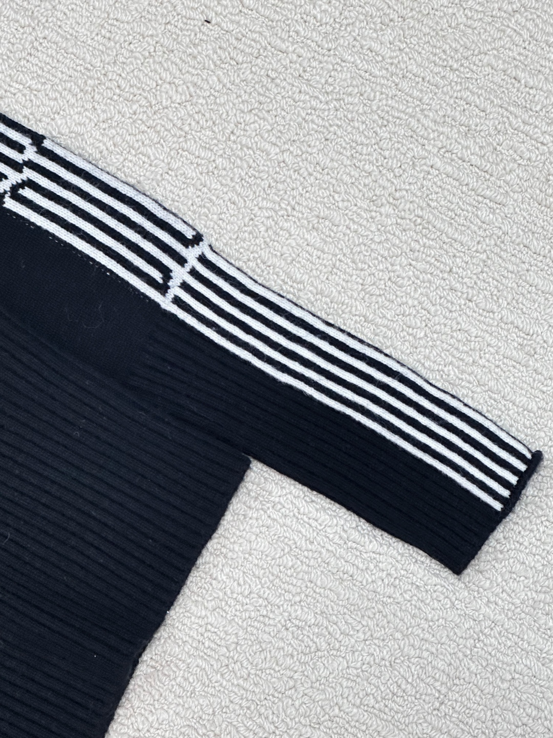 𝐃𝐢𝐨𝐫 𝟐𝟓秋冬新款 简约风条纹圆领套头款 logo图案修饰点缀 系列款出货 上身高级氛围感🈵️🈵️ 