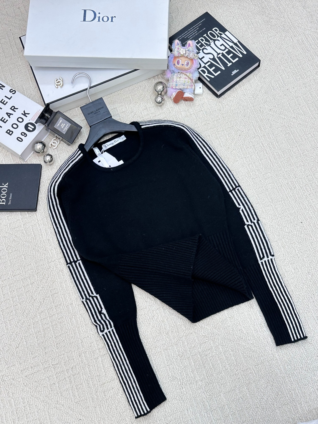 𝐃𝐢𝐨𝐫 𝟐𝟓秋冬新款 简约风条纹圆领套头款 logo图案修饰点缀 系列款出货 上身高级氛围感🈵️🈵️ 