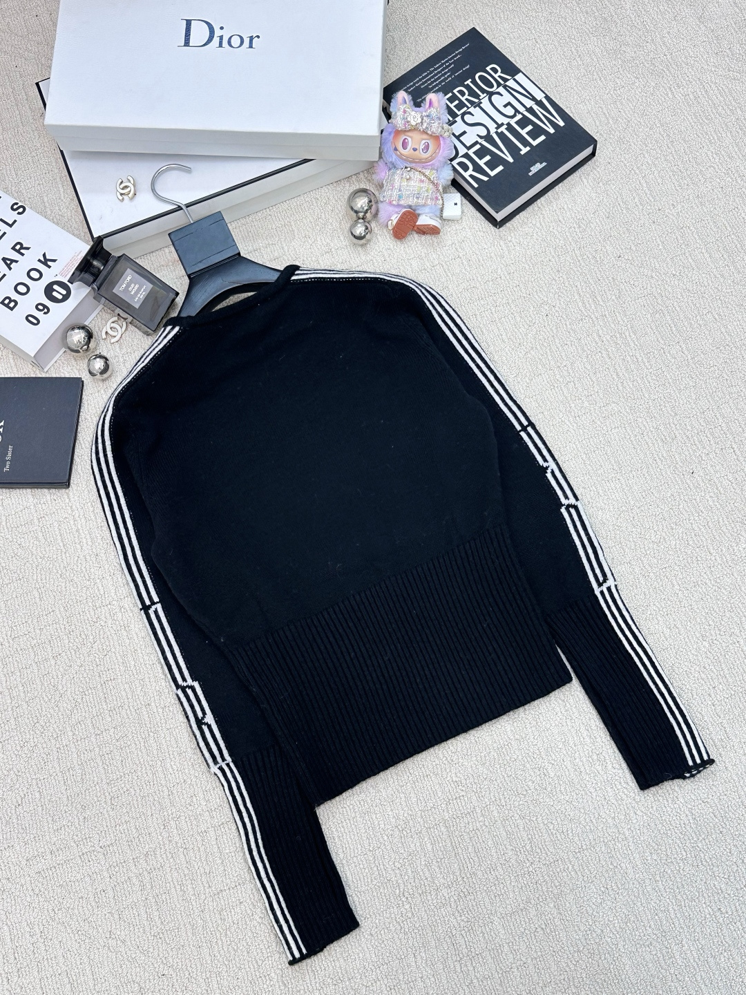 𝐃𝐢𝐨𝐫 𝟐𝟓秋冬新款 简约风条纹圆领套头款 logo图案修饰点缀 系列款出货 上身高级氛围感🈵️🈵️ 