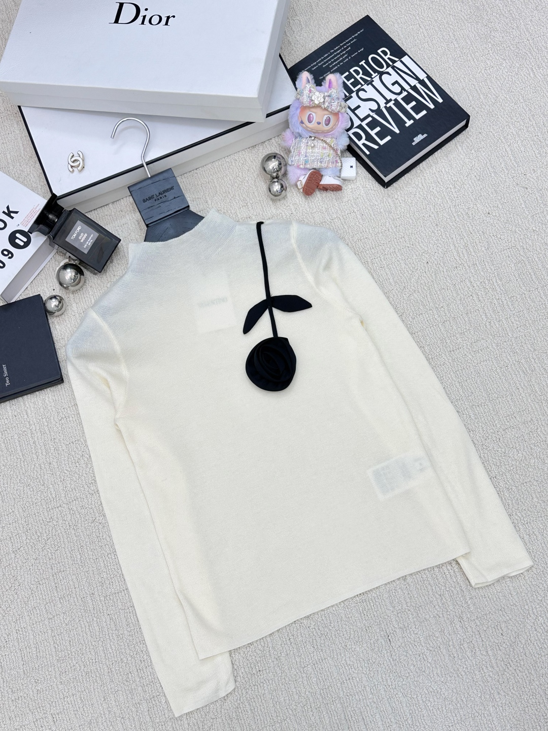 NO:548771,Valentino autumn and winter new style, three-dimensional rose base shirt, logo pattern embellishment, series style shipment, high-end atmosphere, 3 color code //, valentino, alexander wang19860909Valentino 秋冬新款 立体玫瑰花打底衫款 logo图案修饰点缀 系列款出货 上身高级氛围感 3色碼 //,,valentino,alexander wang,Women's clothing