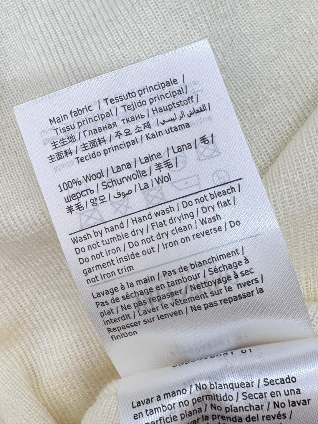 Valentino 𝟐𝟓秋冬新款 立体玫瑰花打底衫款 logo图案修饰点缀 系列款出货 上身高级氛围感🈵