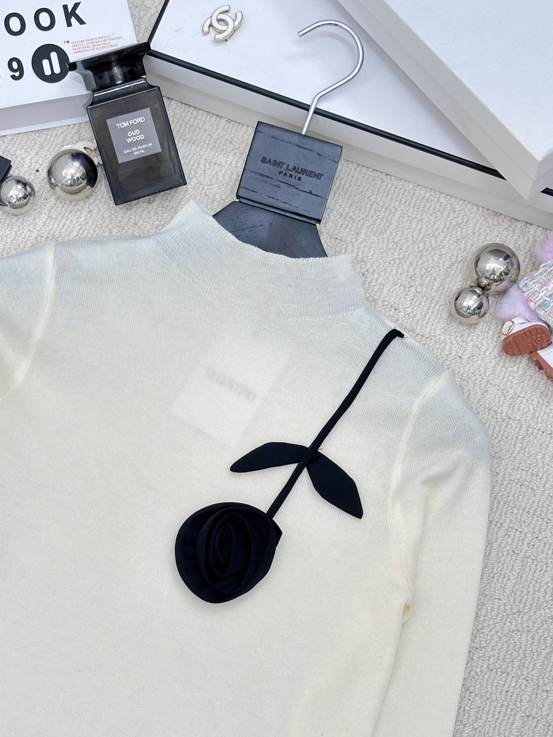 Valentino 𝟐𝟓秋冬新款 立体玫瑰花打底衫款 logo图案修饰点缀 系列款出货 上身高级氛围感🈵