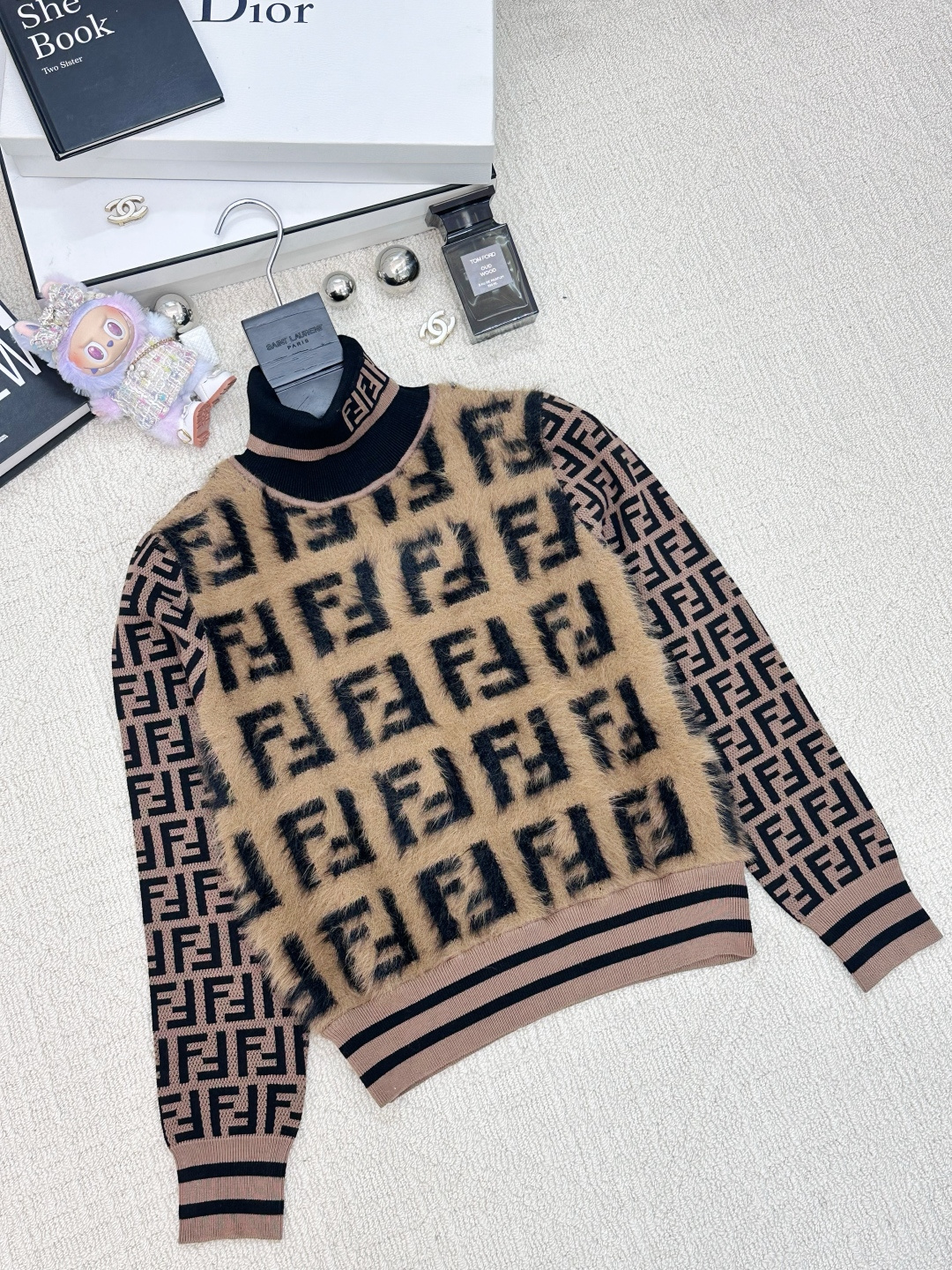 NO:576235,The double F is covered with mink fur and the high collar makes the upper body fashionable and relaxed. Code // P,,alexander wang19860909双F铺满貂毛高领打底 上身時尚鬆弛感 碼// P,,alexander wang,Women's clothing