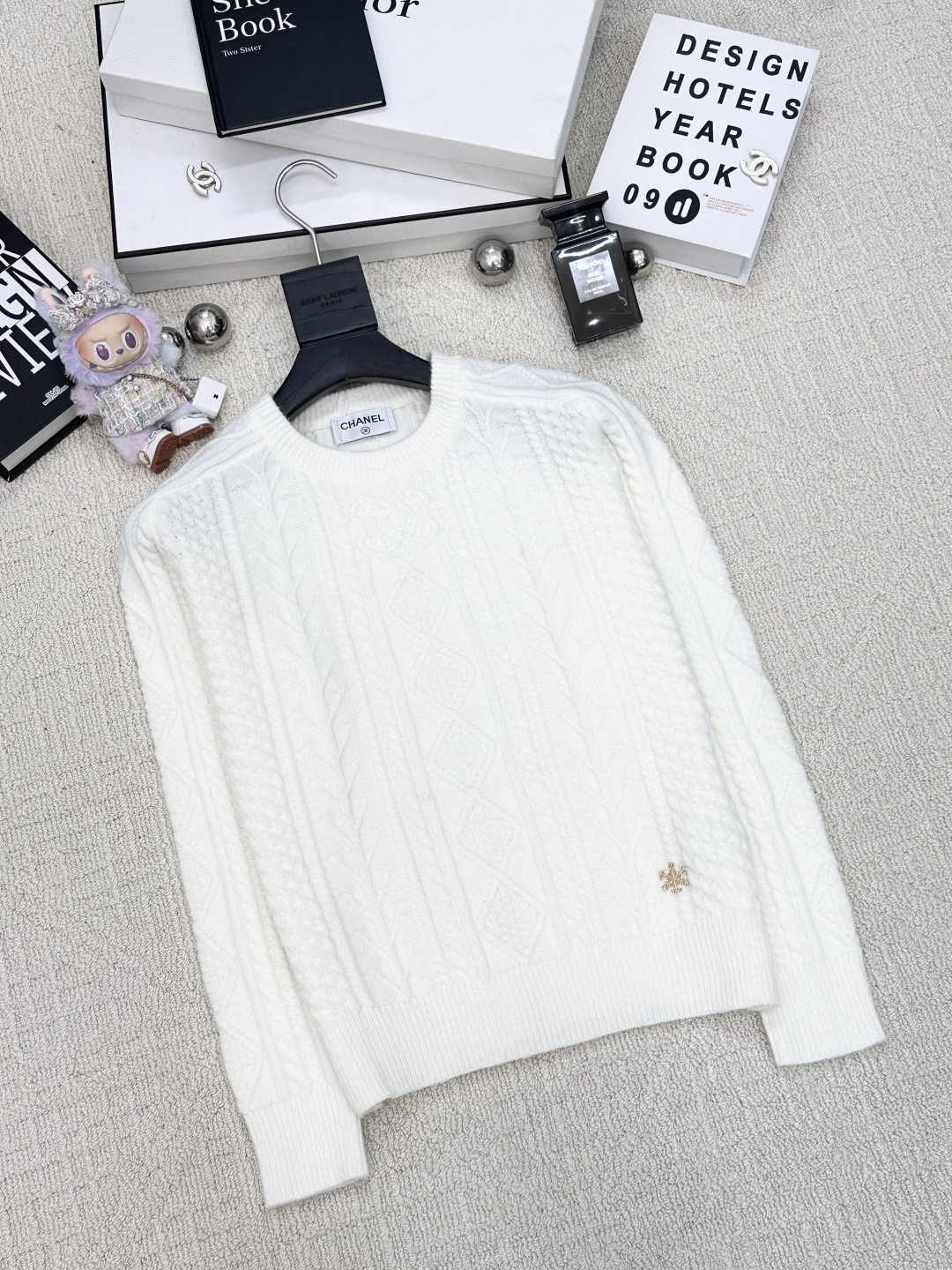NO:578484,Chanel 25 new autumn and winter style ski series knitted pullover style logo pattern decoration upper body high-end atmosphere 1 color code //,,chanel,alexander wang19860909Chanel 25秋冬新款 滑雪系列针织套头款 logo图案修饰点缀 上身高级氛围感 1色碼 //,,chanel,alexander wang,Women's clothing