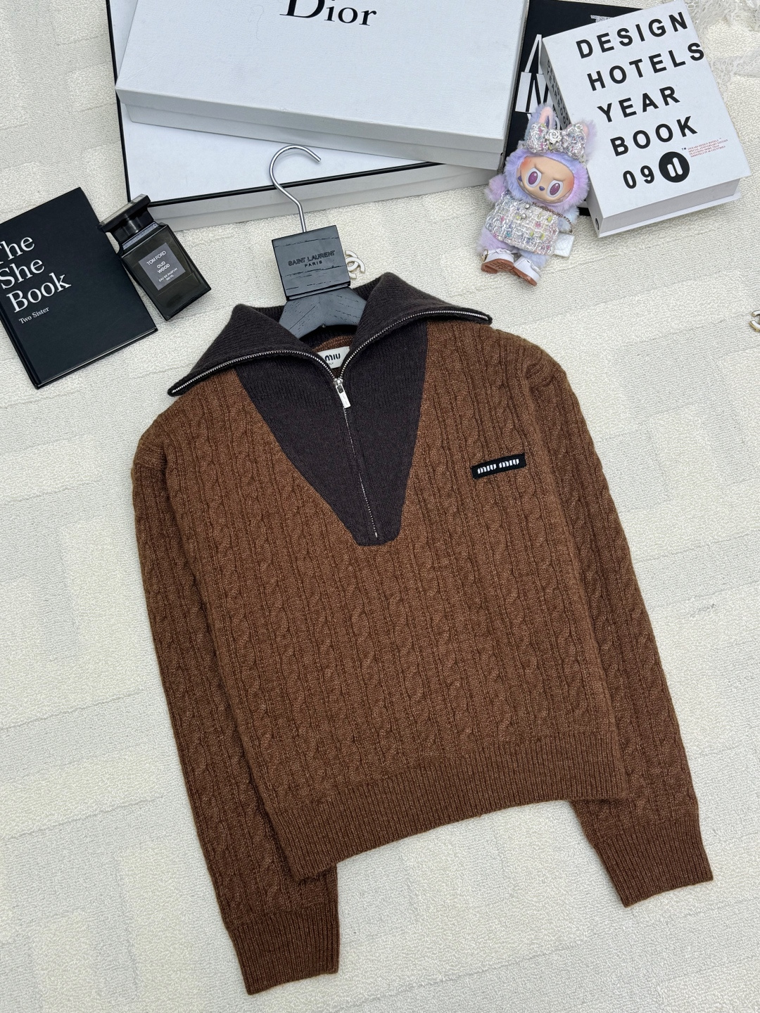 NO:649000,MIUMI* 25 new autumn and winter style Lapel zipper pull-over long-sleeved style Logo pattern decoration and embellishment Series models shipped Upper body with high-end atmosphere 2 color codes //,,miumiu,alexander wang19860909MIUMI* 25秋冬新款 翻领拉链套头长袖款 logo图案修饰点缀 系列款出货 上身高级氛围感 2色碼 //,,miumiu,alexander wang,Women's clothing