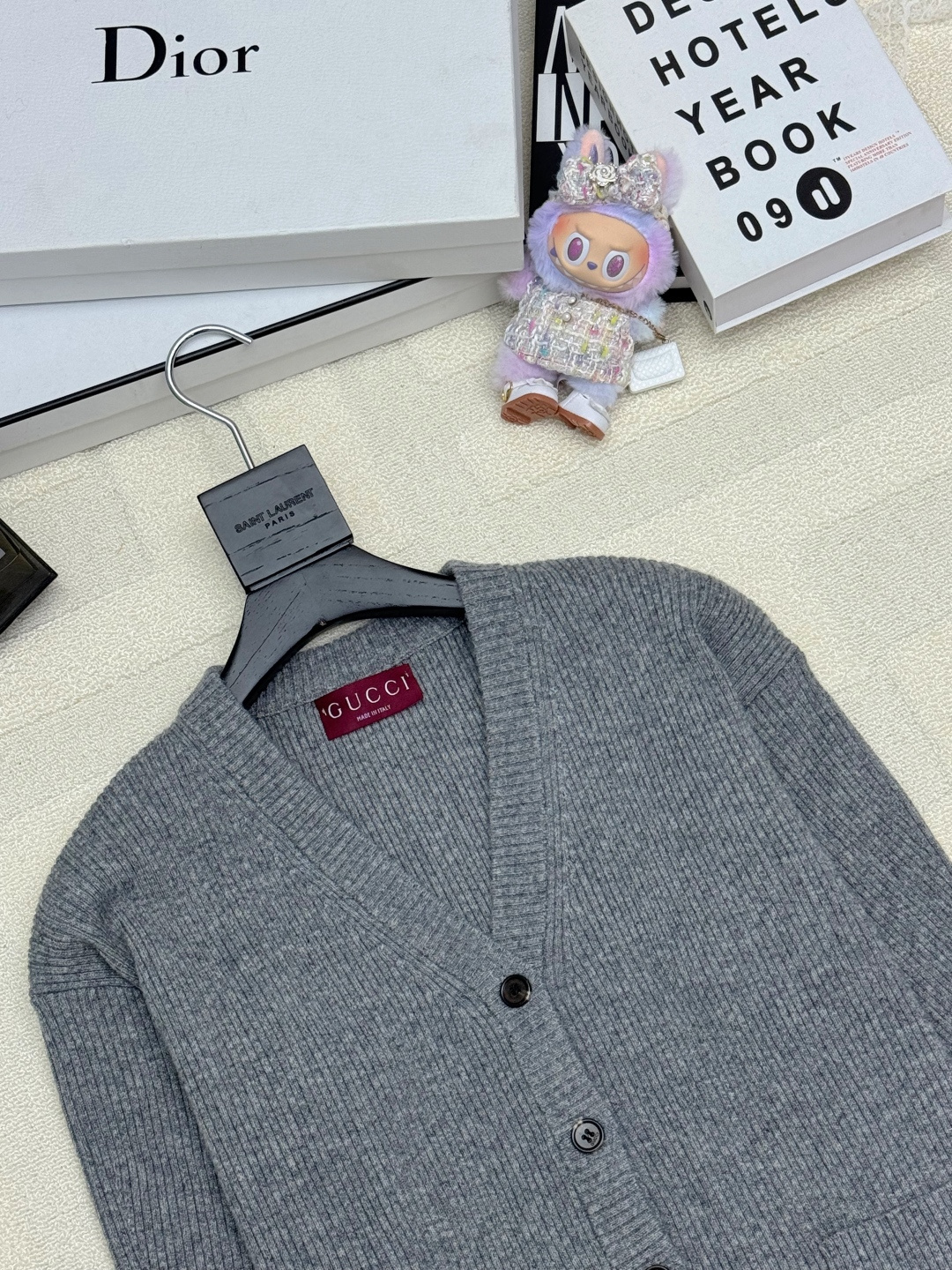 Gucci 25秋冬新款 针织v领开衫款 logo图案修饰点缀 系列款出货 🔥🔥🔥 上身高级氛围感🈵️🈵
