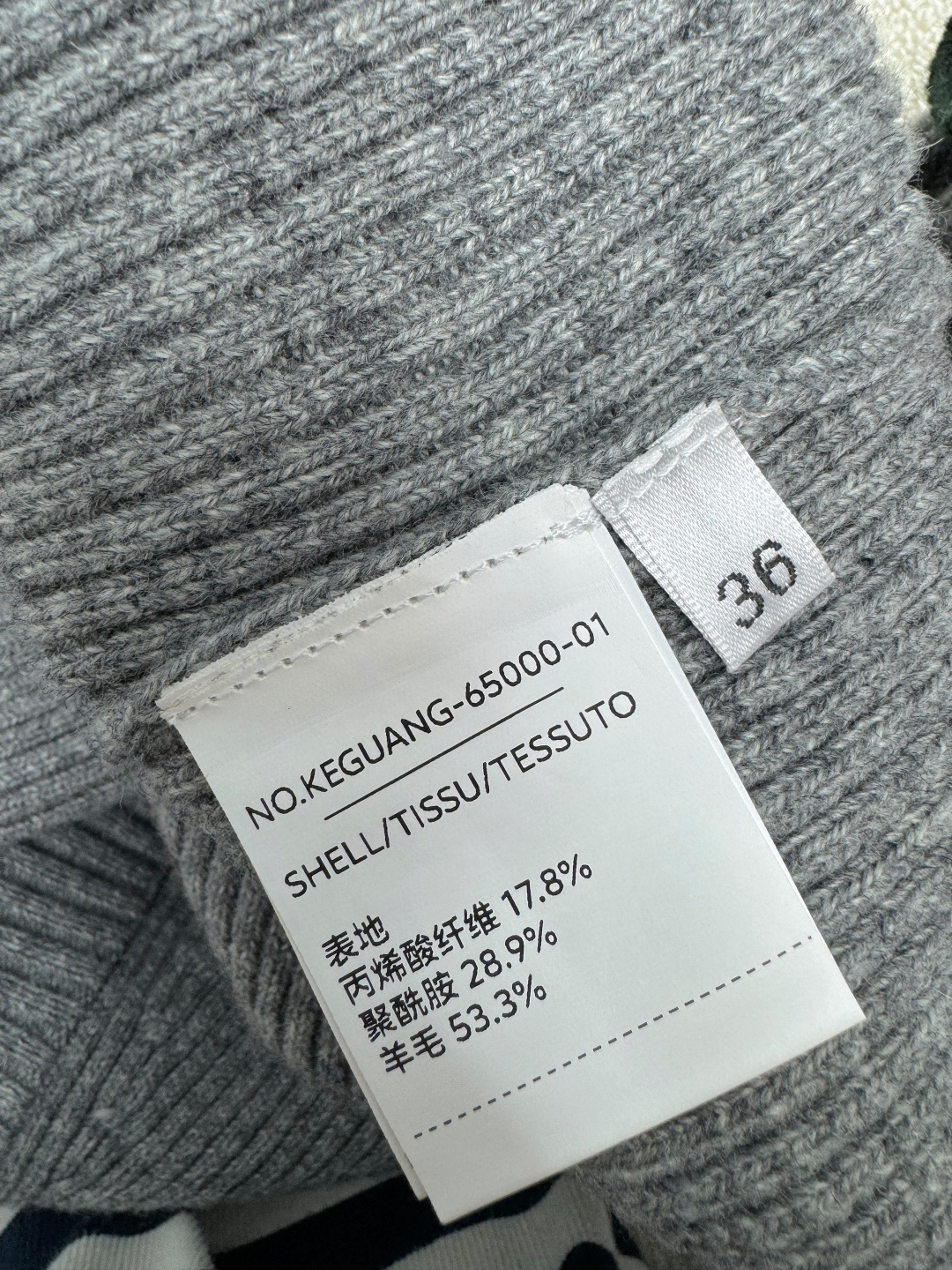 Gucci 25秋冬新款 针织v领开衫款 logo图案修饰点缀 系列款出货 🔥🔥🔥 上身高级氛围感🈵️🈵