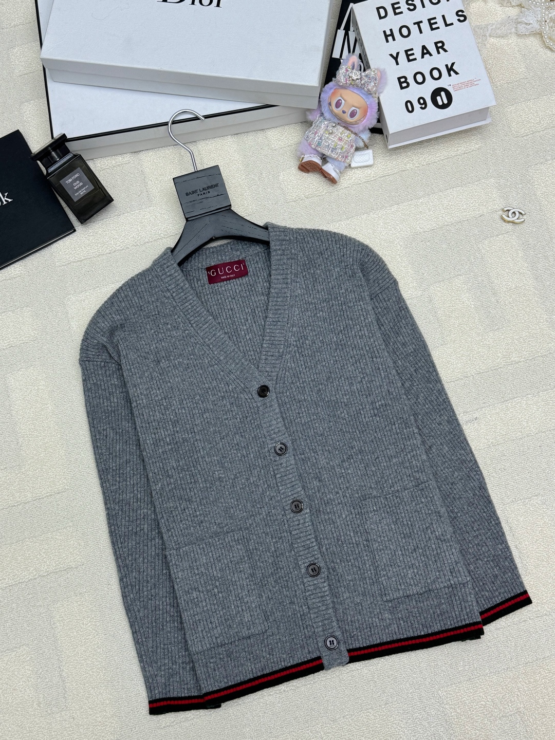 NO:649005,Gucci 25 new autumn and winter style knitted v-neck cardigan style logo pattern decoration embellishment series model shipped upper body high-end atmosphere 1 color code //,,gucci,alexander wang19860909Gucci 25秋冬新款 针织v领开衫款 logo图案修饰点缀 系列款出货 上身高级氛围感 1色碼 //,,gucci,alexander wang,Women's clothing