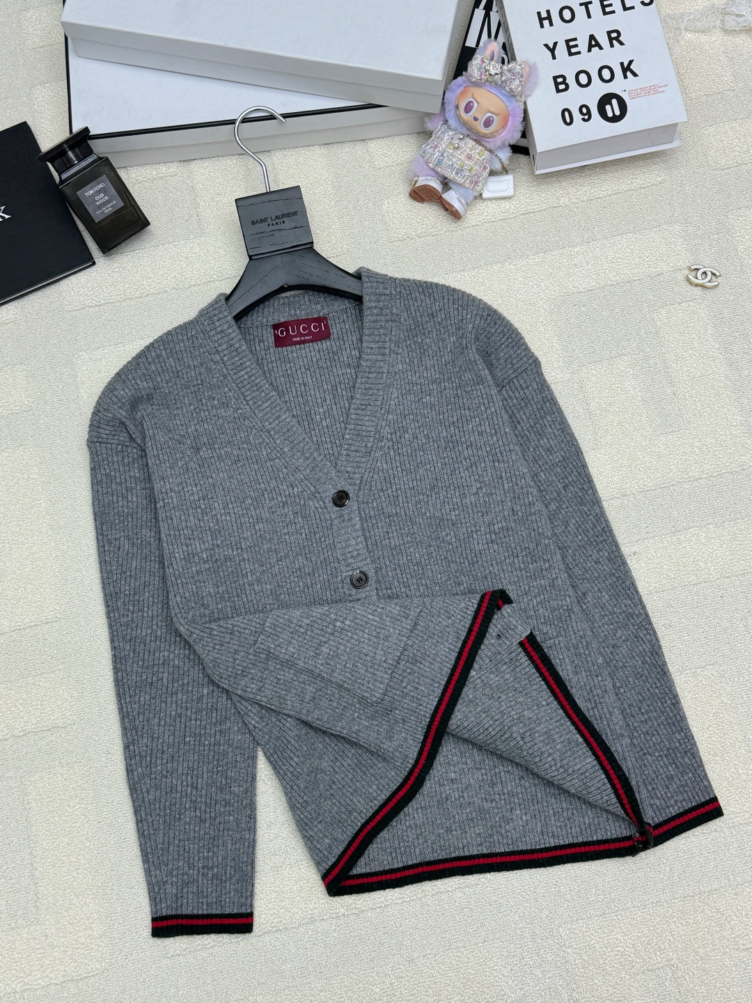 Gucci 25秋冬新款 针织v领开衫款 logo图案修饰点缀 系列款出货 🔥🔥🔥 上身高级氛围感🈵️🈵