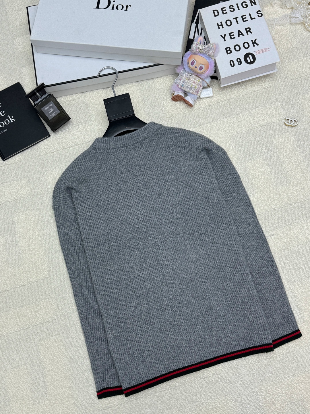 Gucci 25秋冬新款 针织v领开衫款 logo图案修饰点缀 系列款出货 🔥🔥🔥 上身高级氛围感🈵️🈵