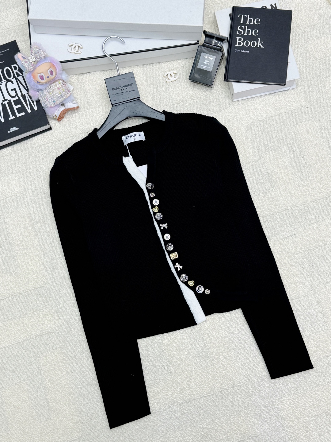 NO:649010,CHANEL 25 new autumn and winter style, asymmetric button fake two-piece cardigan style, logo pattern decoration, series models shipped, upper body with high-end atmosphere, 2 color codes //,,chanel,alexander wang19860909CHANEL 25秋冬新款 不对称纽扣假两件开衫款 logo图案修饰点缀 系列款出货 上身高级氛围感 2色碼 //,,chanel,alexander wang,Women's clothing