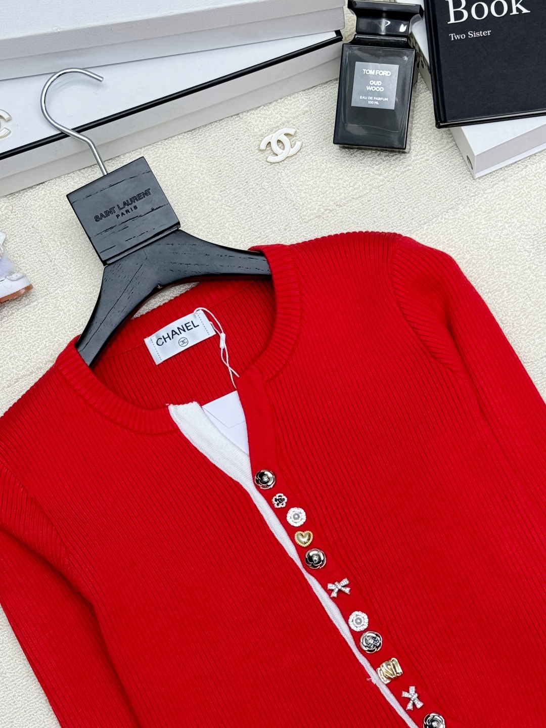 CHANEL 25秋冬新款 不对称纽扣假两件开衫款 logo图案修饰点缀 系列款出货 上身高级氛围感🈵️