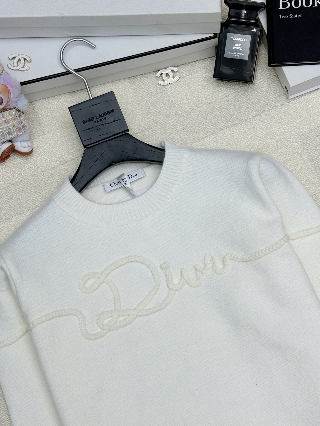 Dior 25秋冬新款 立体logo针织长袖款 logo图案修饰点缀 上身高级氛围感🈵️🈵️ 2色𝟑碼 