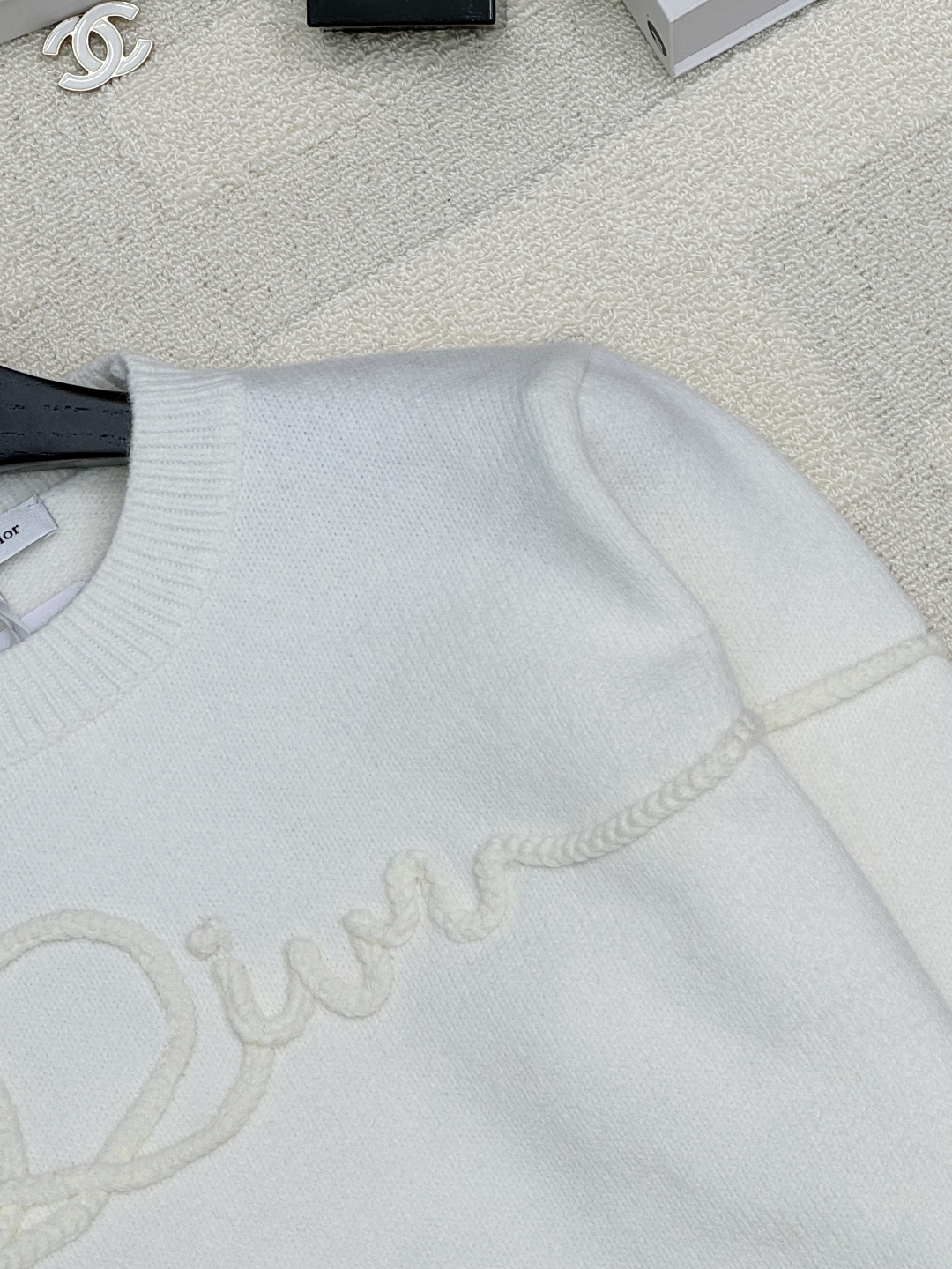Dior 25秋冬新款 立体logo针织长袖款 logo图案修饰点缀 上身高级氛围感🈵️🈵️ 2色𝟑碼 