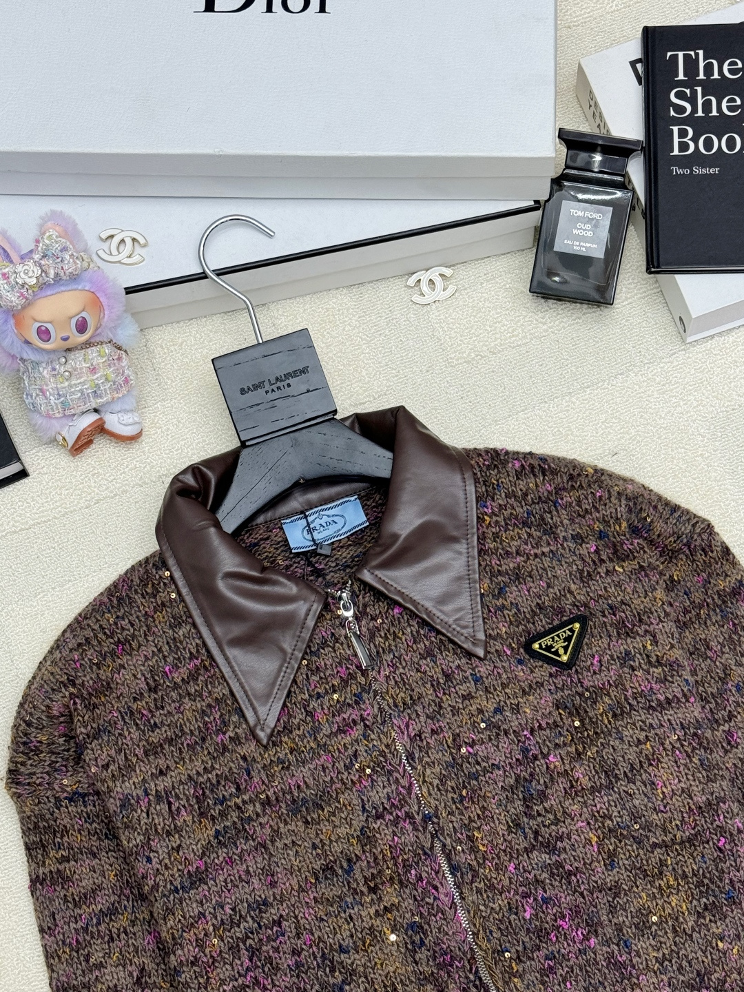 Prada 25秋冬新款 皮领拼接拉链开衫款 logo图案修饰点缀 上身高级氛围感🈵️🈵️ 2色𝟑碼 𝟑
