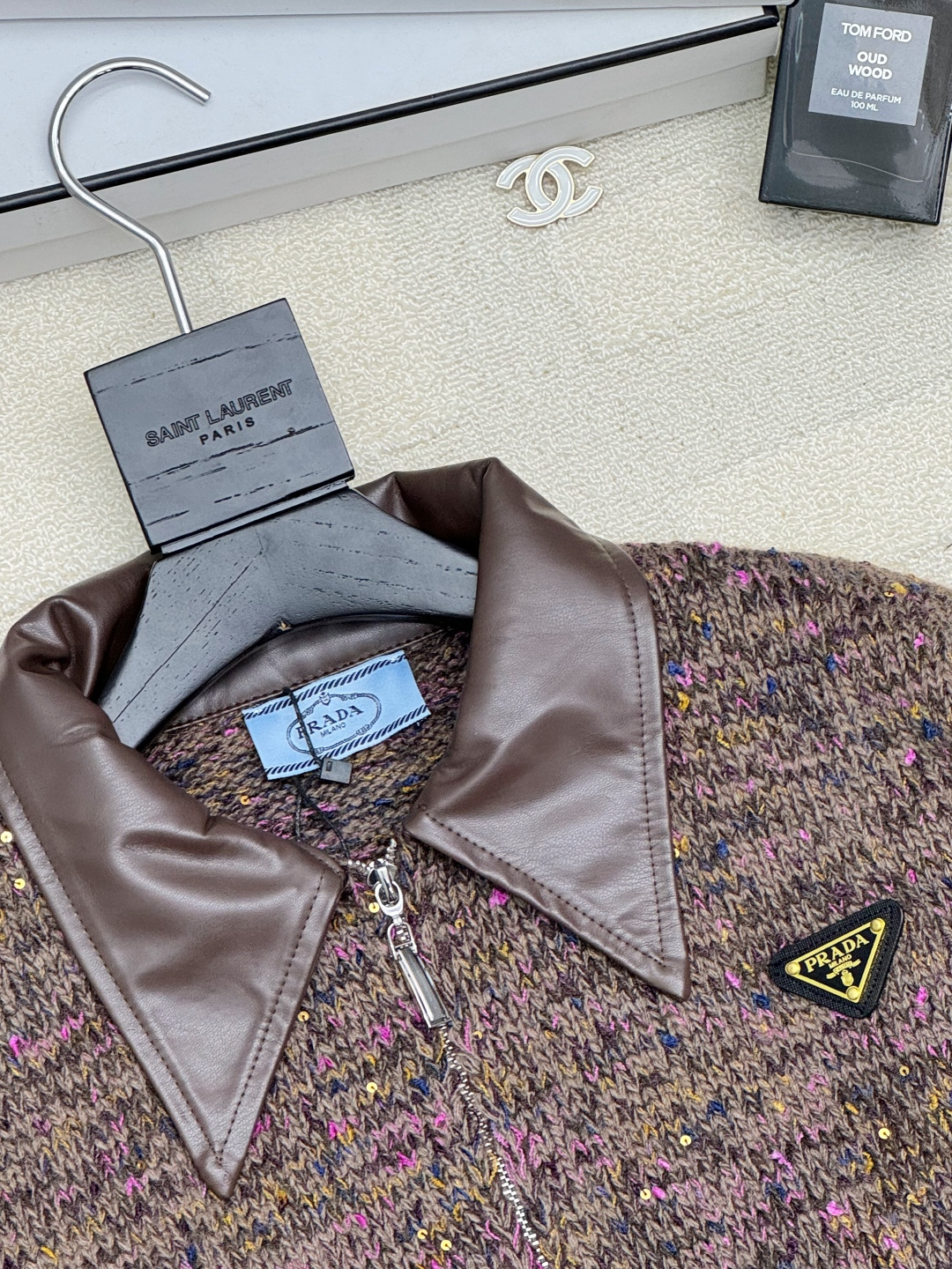 Prada 25秋冬新款 皮领拼接拉链开衫款 logo图案修饰点缀 上身高级氛围感🈵️🈵️ 2色𝟑碼 𝟑