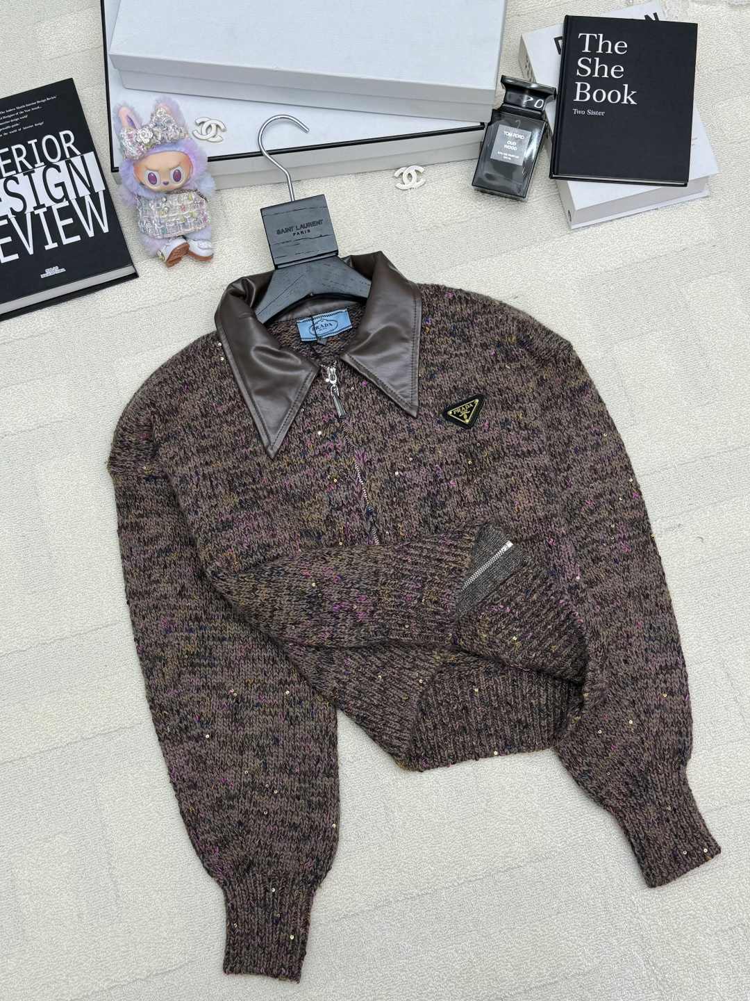 Prada 25秋冬新款 皮领拼接拉链开衫款 logo图案修饰点缀 上身高级氛围感🈵️🈵️ 2色𝟑碼 𝟑