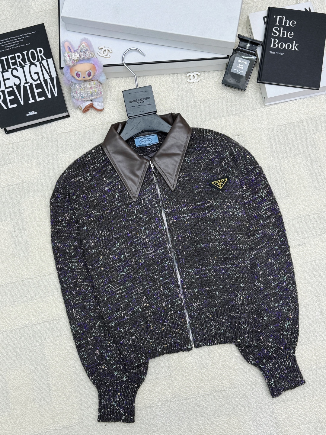 NO:649047,Prada 25 new autumn and winter style leather collar spliced ​​zipper cardigan logo pattern decoration upper body high-end atmosphere 2 color code //,,prada,alexander wang19860909Prada 25秋冬新款 皮领拼接拉链开衫款 logo图案修饰点缀 上身高级氛围感 2色碼 //,,prada,alexander wang,Women's clothing