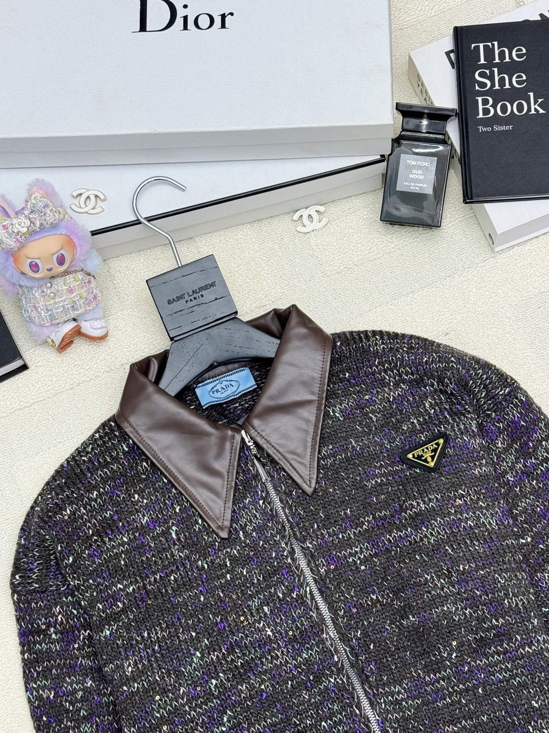 Prada 25秋冬新款 皮领拼接拉链开衫款 logo图案修饰点缀 上身高级氛围感🈵️🈵️ 2色𝟑碼 𝟑
