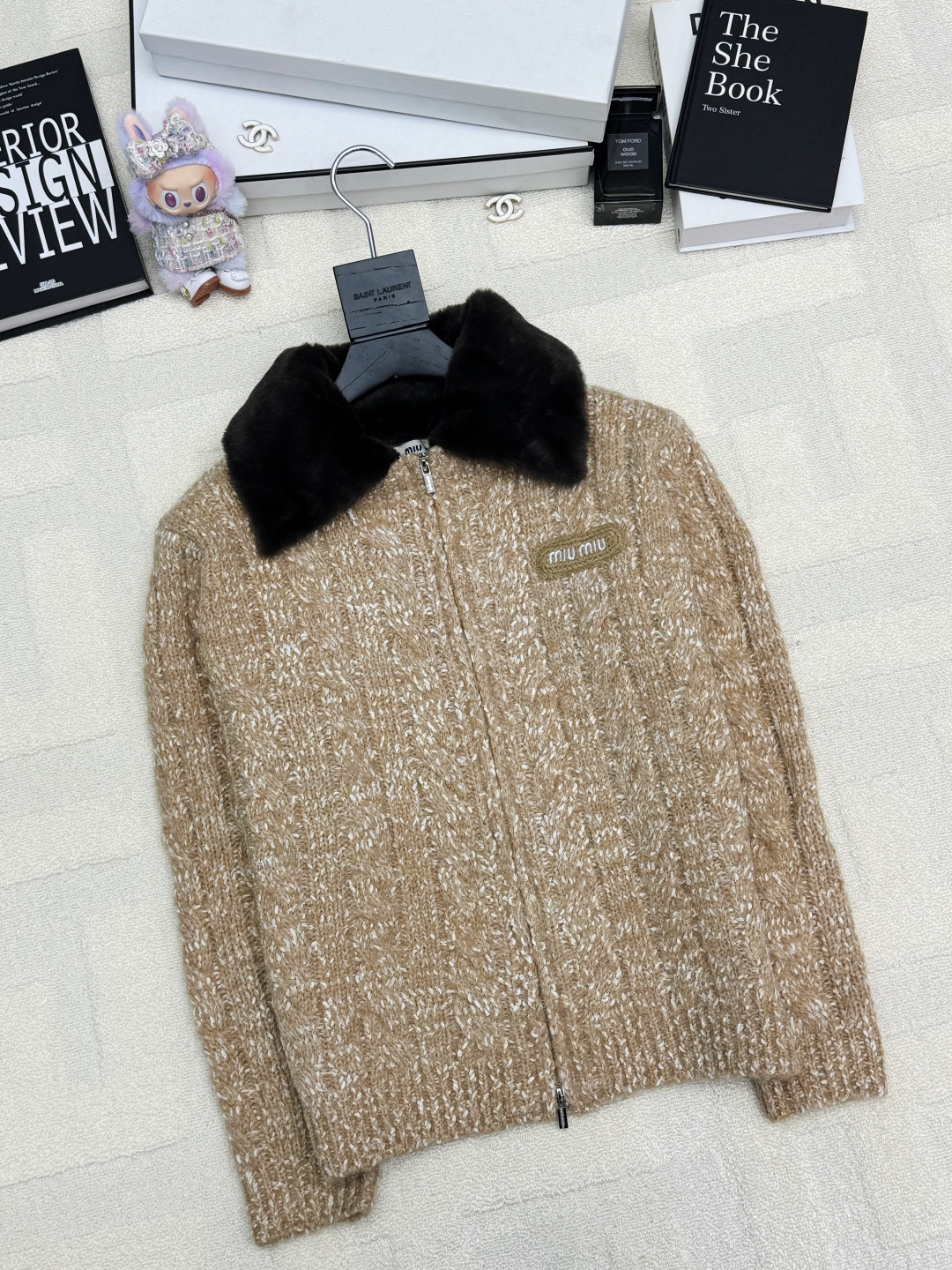 NO:649055,MIUMI* 25 new autumn and winter style fur collar spliced ​​zipper jacket logo pattern decoration upper body high-end atmosphere 2 color code //,,miumiu,jackets & coats,alexander wang19860909MIUMI* 25秋冬新款 皮草领拼接拉链外套款 logo图案修饰点缀 上身高级氛围感 2色碼 //,,miumiu,jackets & coats,alexander wang,Women's clothing