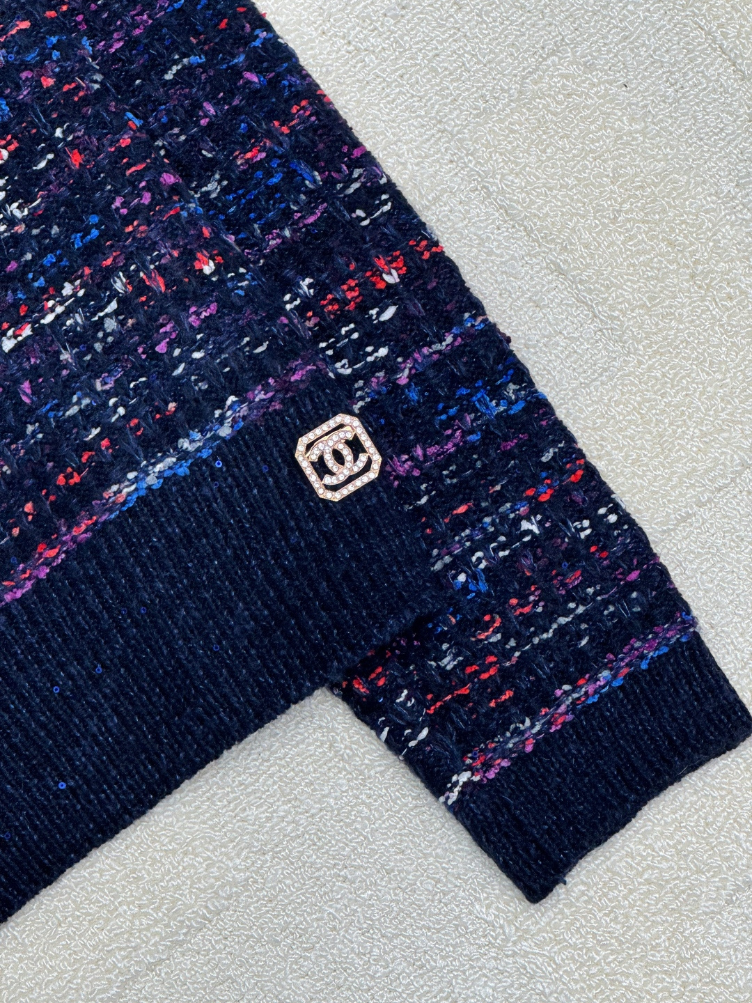 CHANEL 25秋冬新款 珠片彩纱长袖款 logo图案修饰点缀 上身高级氛围感🈵️🈵️ 2色𝟑碼 𝟑𝟔