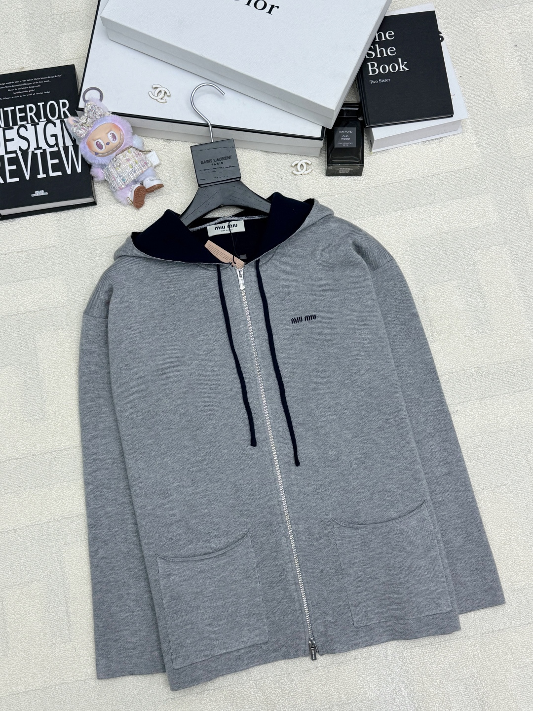 NO:656551,MIUMI* 25 new autumn and winter style hooded zipper knitted cardigan with logo pattern decoration and embellishment. Series models are shipped. The upper body has a high-end atmosphere. Two-color SML,,miumiu,hats,alexander wang19860909MIUMI* 25秋冬新款 连帽拉链针织开衫款 logo图案修饰点缀 系列款出货 上身高级氛围感 两色SML,,miumiu,hats,alexander wang,Women's clothing