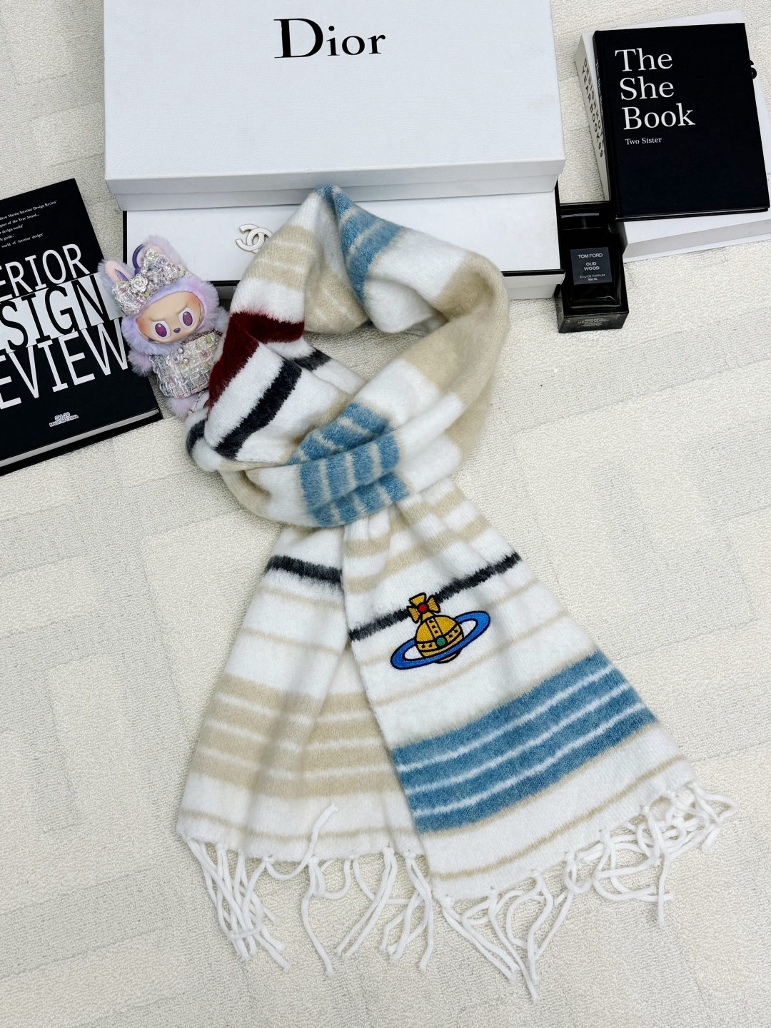 NO:656531,VivienWestwood Queen Mother West 25 new autumn and winter style graphic embroidered striped scarf style logo pattern decoration embellishment series models shipped upper body high-end atmosphere one color,,alexander wang19860909VivienWestwood西太后 25秋冬新款 图形刺绣条纹围巾款 logo图案修饰点缀 系列款出货 上身高级氛围感 一色,,alexander wang,Women's clothing