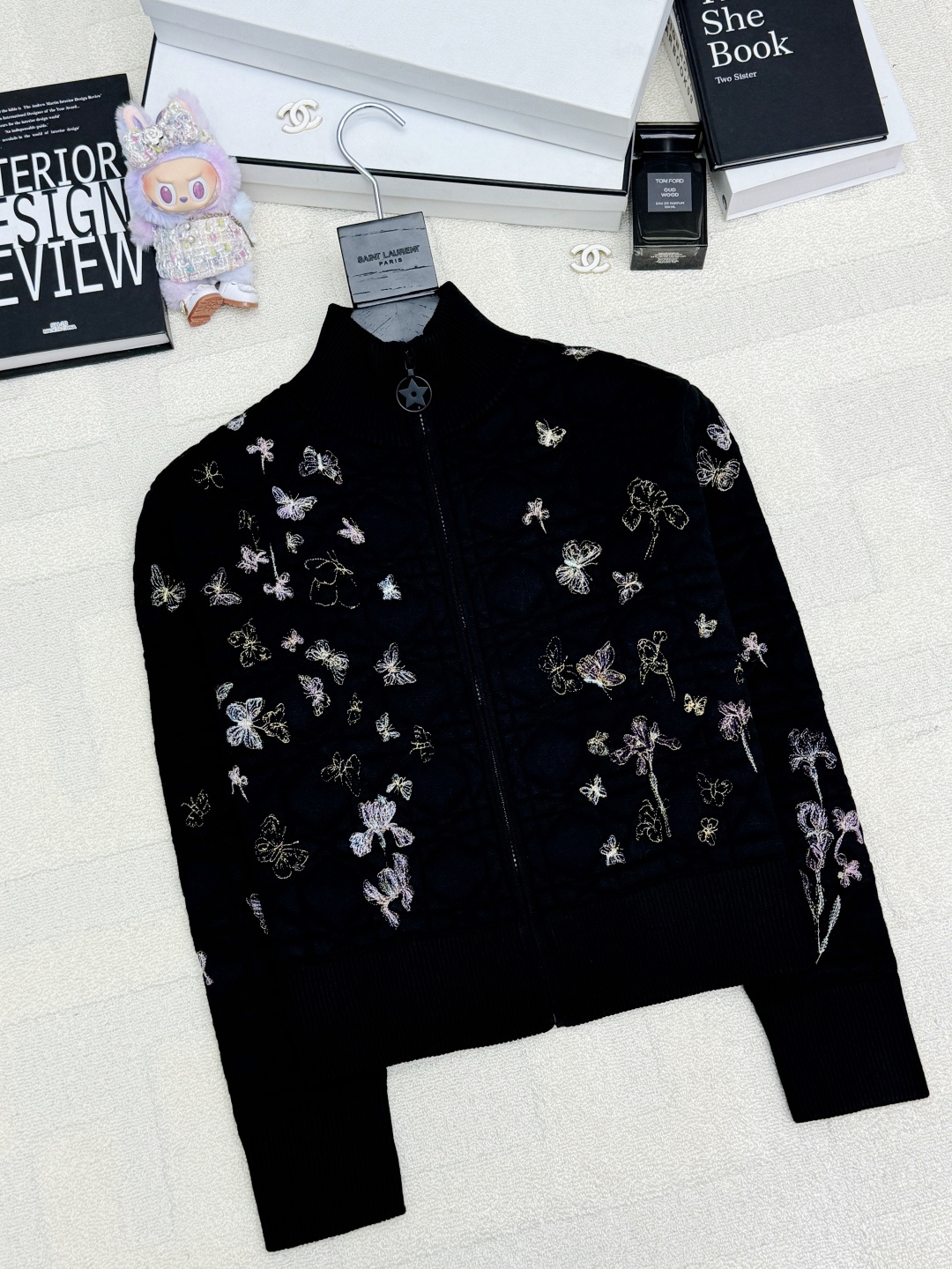 NO:656541,Dior 25 new autumn and winter style butterfly embroidered zipper cardigan style logo pattern decoration embellishment series models shipped upper body high-end atmosphere two-color SML, dior, alexander wang19860909Dior 25秋冬新款 蝴蝶刺绣拉链开衫款 logo图案修饰点缀 系列款出货 上身高级氛围感 两色SML,,dior,alexander wang,Women's clothing