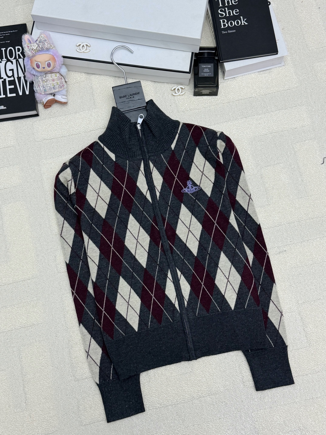 NO:656555,VivienWestwood West Queen 25 new autumn and winter diamond zipper cardigan style logo pattern decoration upper body high-end atmosphere two-color SML P,,alexander wang19860909VivienWestwood西太后 25秋冬新款 菱格拉链开衫款 logo图案修饰点缀 上身高级氛围感 两色SML P,,alexander wang,Women's clothing