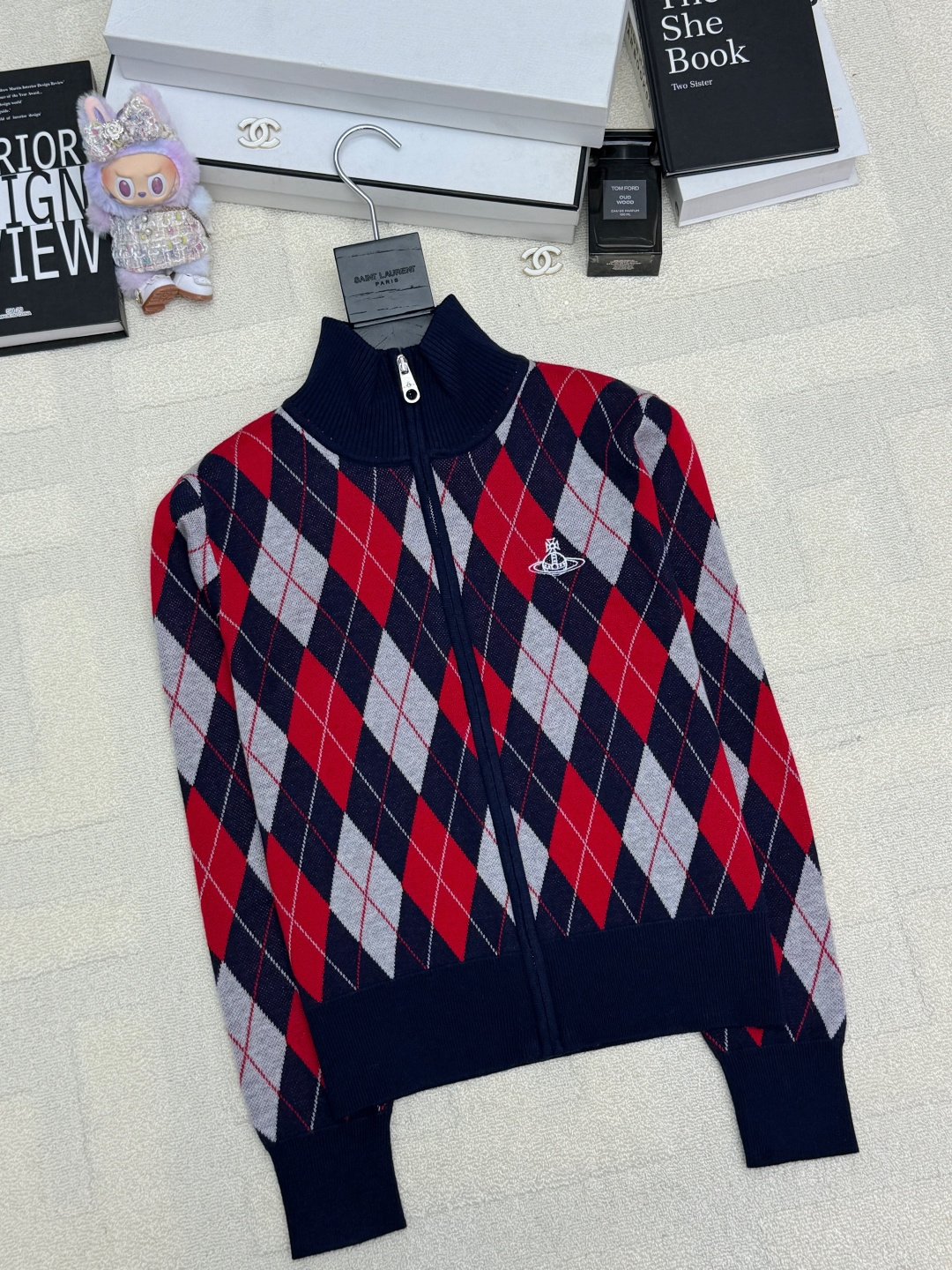NO:656559,VivienWestwood West Queen 25 new autumn and winter diamond zipper cardigan style logo pattern decoration upper body high-end atmosphere two-color SML,, alexander wang19860909VivienWestwood西太后 25秋冬新款 菱格拉链开衫款 logo图案修饰点缀 上身高级氛围感 两色SML,,alexander wang,Women's clothing
