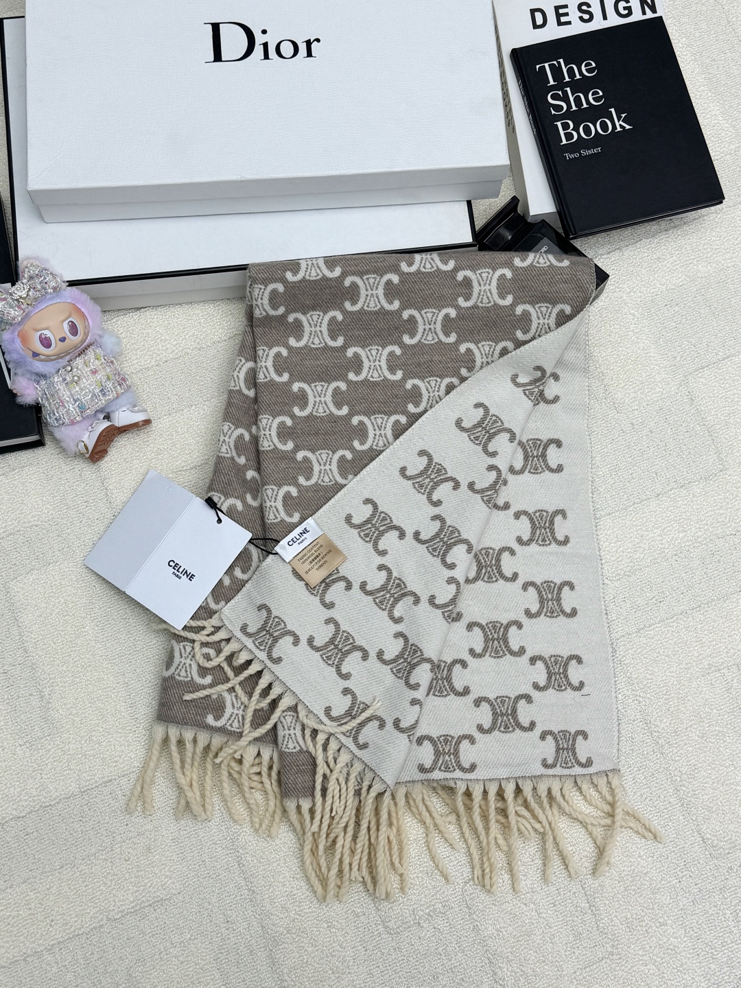NO:656579,Celine 25 new autumn and winter style presbyopic double-sided scarf logo pattern decoration upper body high-end atmosphere three colors,,celine,alexander wang19860909Celine 25秋冬新款 老花双面围巾款 logo图案修饰点缀 上身高级氛围感 三色,,celine,alexander wang,Women's clothing