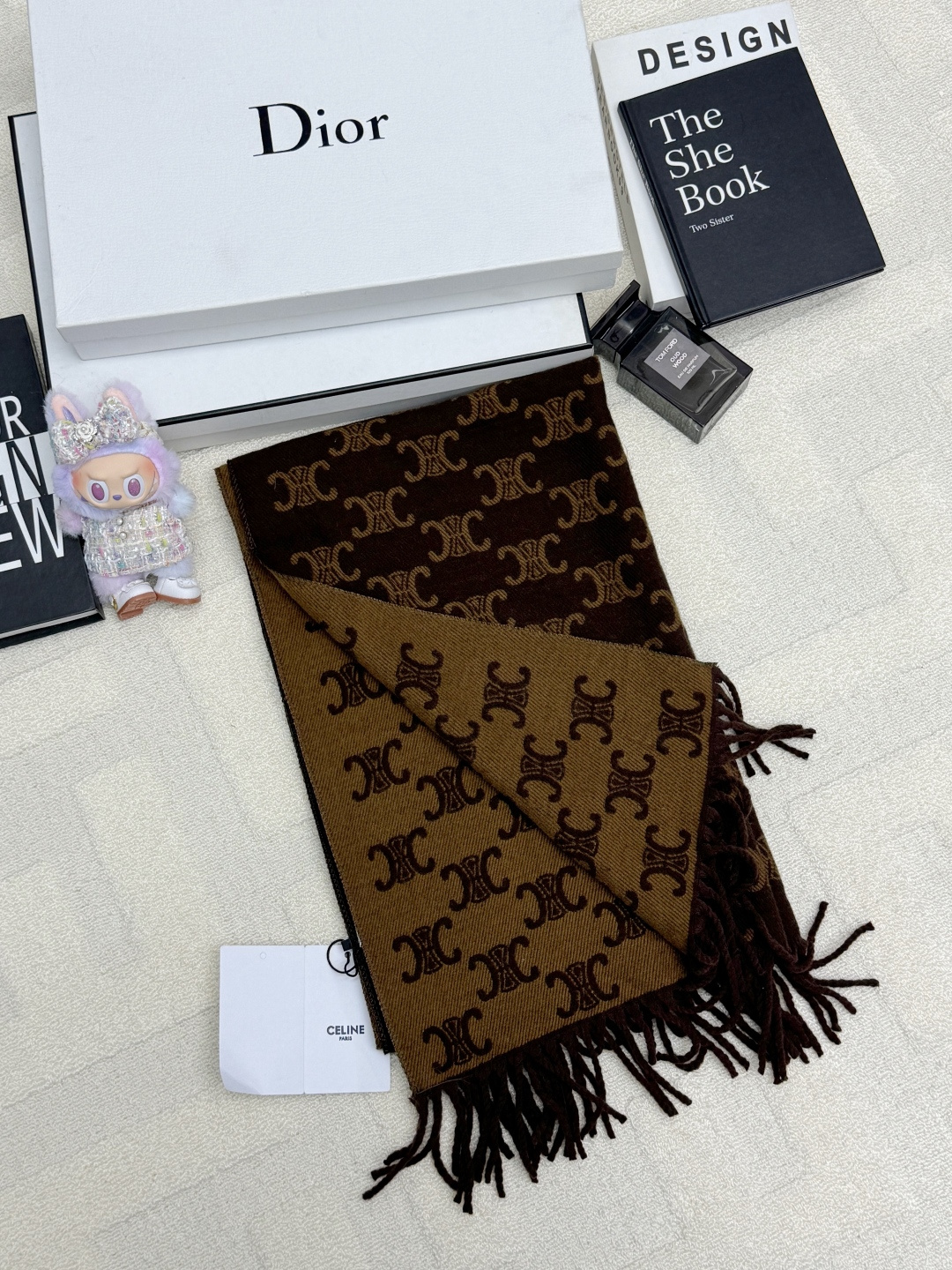 NO:656575,Celine 25 new autumn and winter style presbyopic double-sided scarf logo pattern decoration upper body high-end atmosphere three colors,,celine,alexander wang19860909Celine 25秋冬新款 老花双面围巾款 logo图案修饰点缀 上身高级氛围感 三色,,celine,alexander wang,Women's clothing