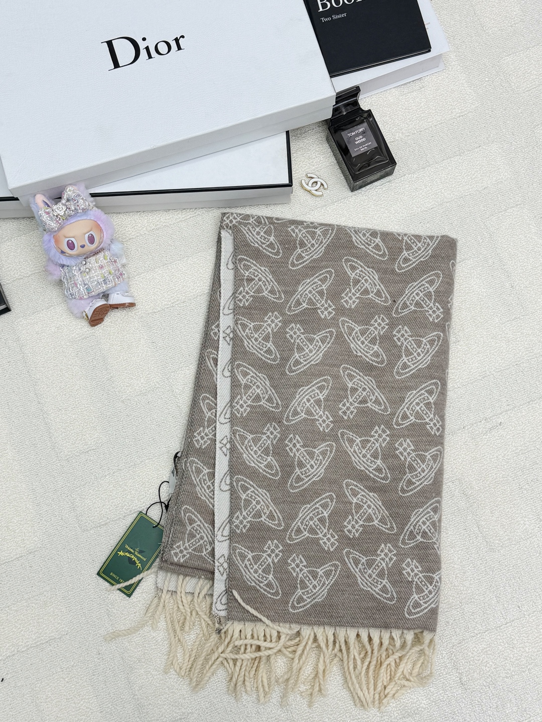 NO:656571,VivienWestwood 25 new autumn and winter style presbyopic double-sided scarf, logo pattern decoration, upper body with high-end atmosphere, three colors,,alexander wang19860909VivienWestwood 25秋冬新款 老花双面围巾款 logo图案修饰点缀 上身高级氛围感 三色,,alexander wang,Women's clothing