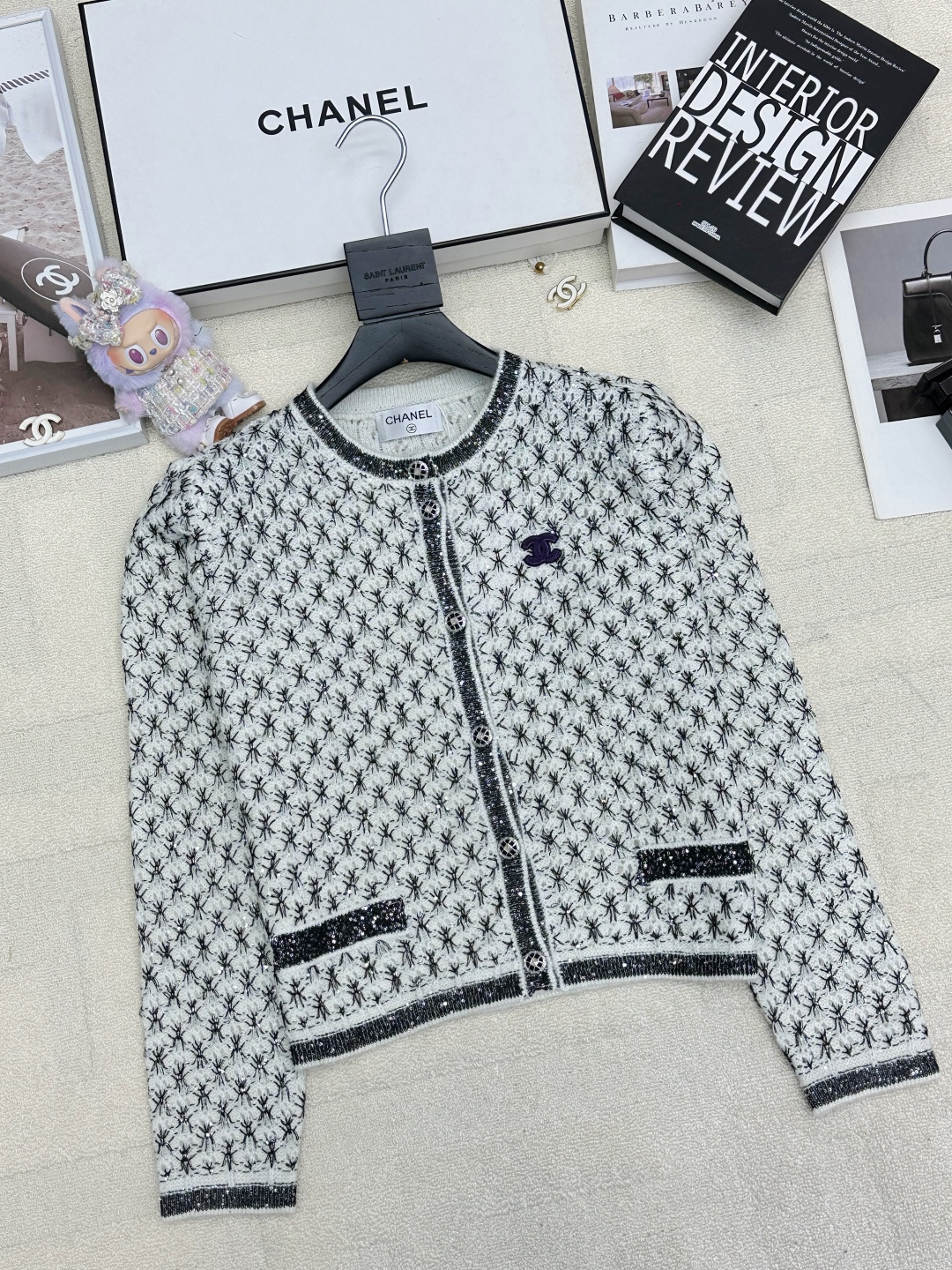 NO:717164,CHANEL 26 early spring new model, sequined hollow cardigan, logo pattern decoration, upper body with high-end atmosphere, two-color SML P,,chanel,19860909CHANEL 26早春新款 珠片镂空开衫款 logo图案修饰点缀 上身高级氛围感 两色SML P,,chanel,,Women's clothing