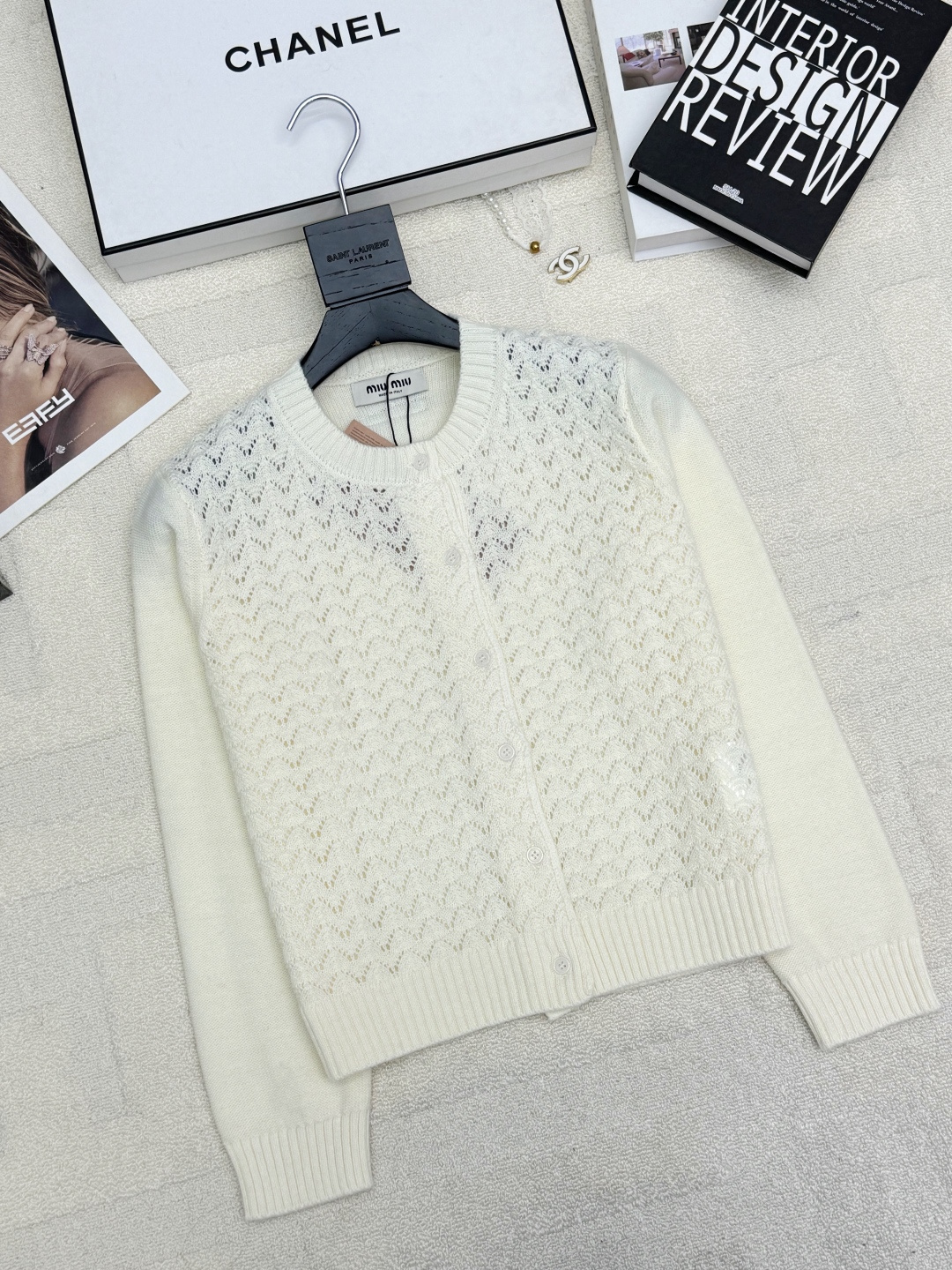 NO:717167,MIUMI* 26 early spring new style hollow knitted cardigan with logo pattern decoration and high-end atmosphere on the upper body. Two-color SML,,miumiu,19860909MIUMI* 26早春新款 镂空针织开衫款 logo图案修饰点缀 上身高级氛围感 两色SML,,miumiu,,Women's clothing