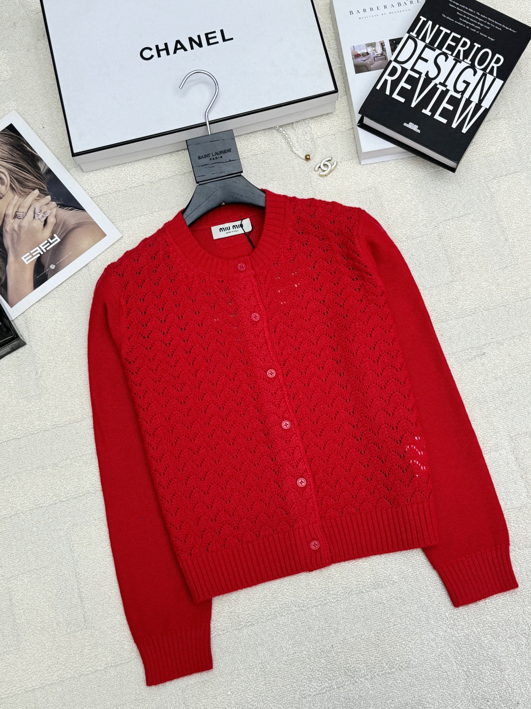 NO:717165,MIUMI* 26 early spring new style hollow knitted cardigan with logo pattern decoration and high-end atmosphere on the upper body two-color SML P,,miumiu,19860909MIUMI* 26早春新款 镂空针织开衫款 logo图案修饰点缀 上身高级氛围感 两色SML P,,miumiu,,Women's clothing