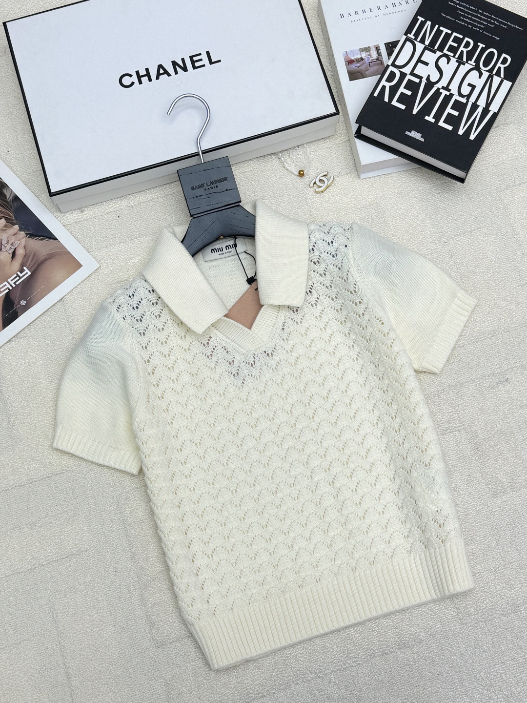 NO:717169,MIUMI* 26 early spring new model, hollow knitted lapel short-sleeved style, logo pattern decoration, upper body with high-end atmosphere, two-color SML,,miumiu,T-shirt,19860909MIUMI* 26早春新款 镂空针织翻领短袖款 logo图案修饰点缀 上身高级氛围感 两色SML,,miumiu,T-shirt,,Women's clothing